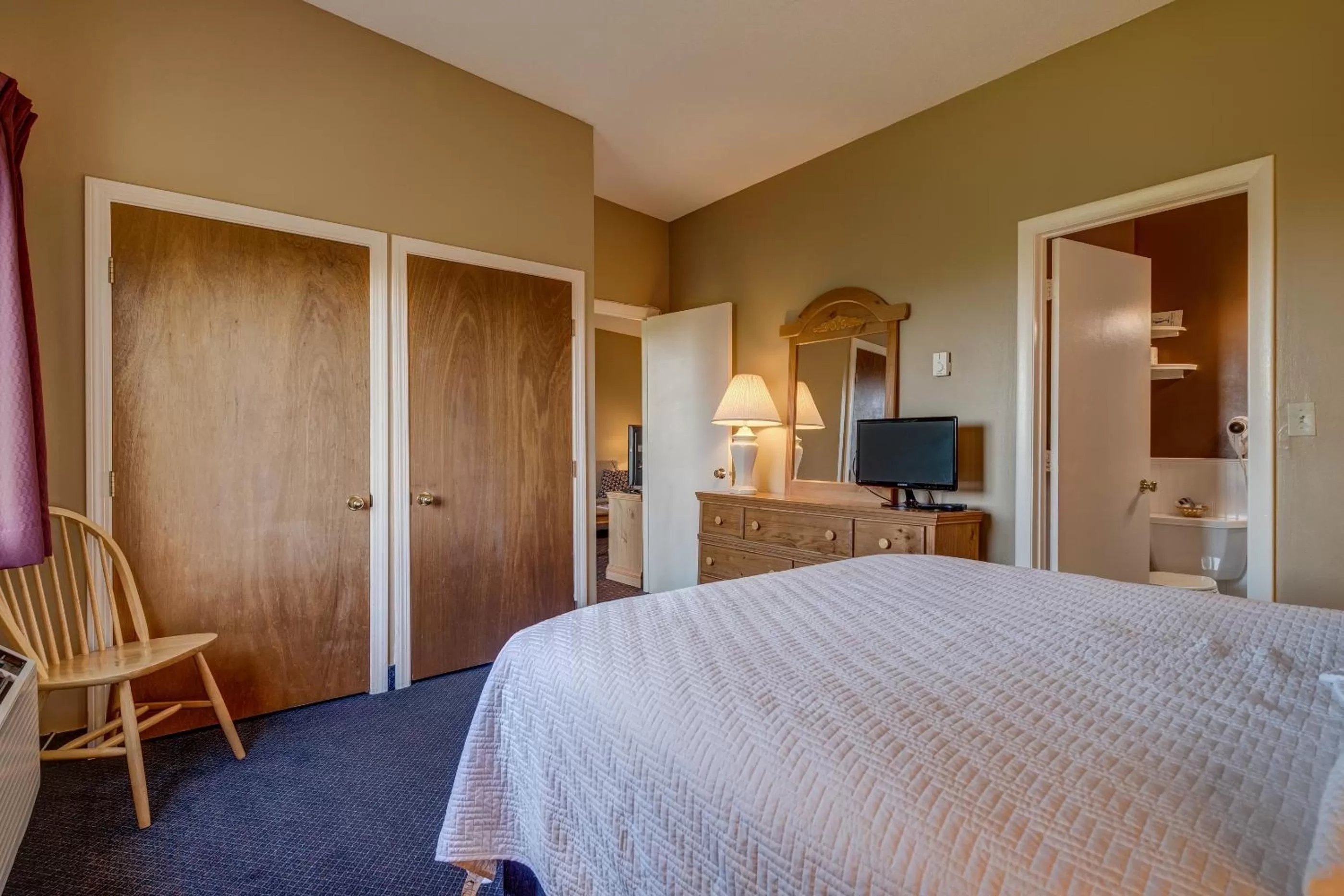 Bedroom, Bed in Village of Winnipesaukee