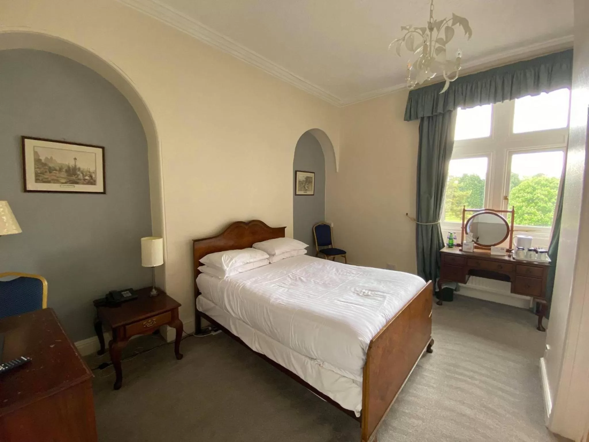 Bedroom, Bed in Cave Castle Hotel