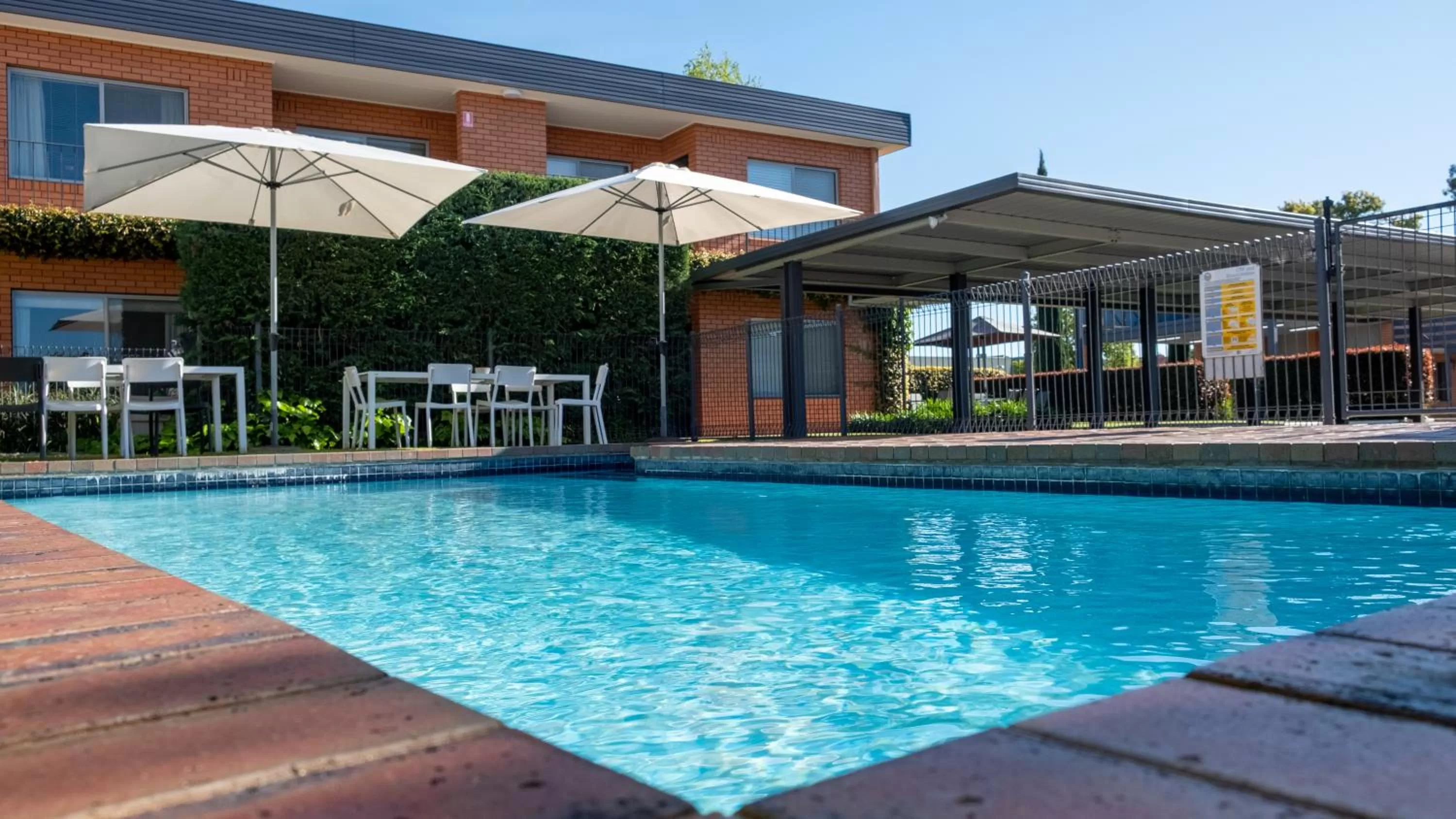 Swimming pool in Parkview Motor Inn and Apartments