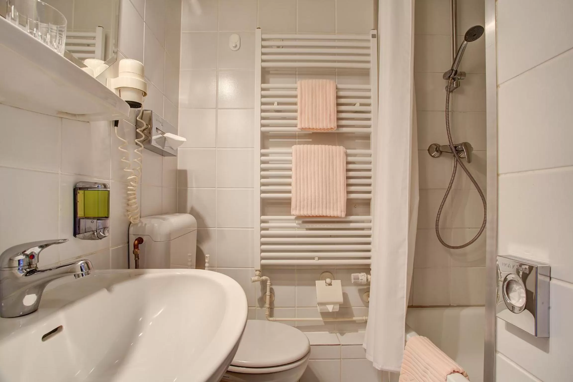 Bathroom in Hotel Consul