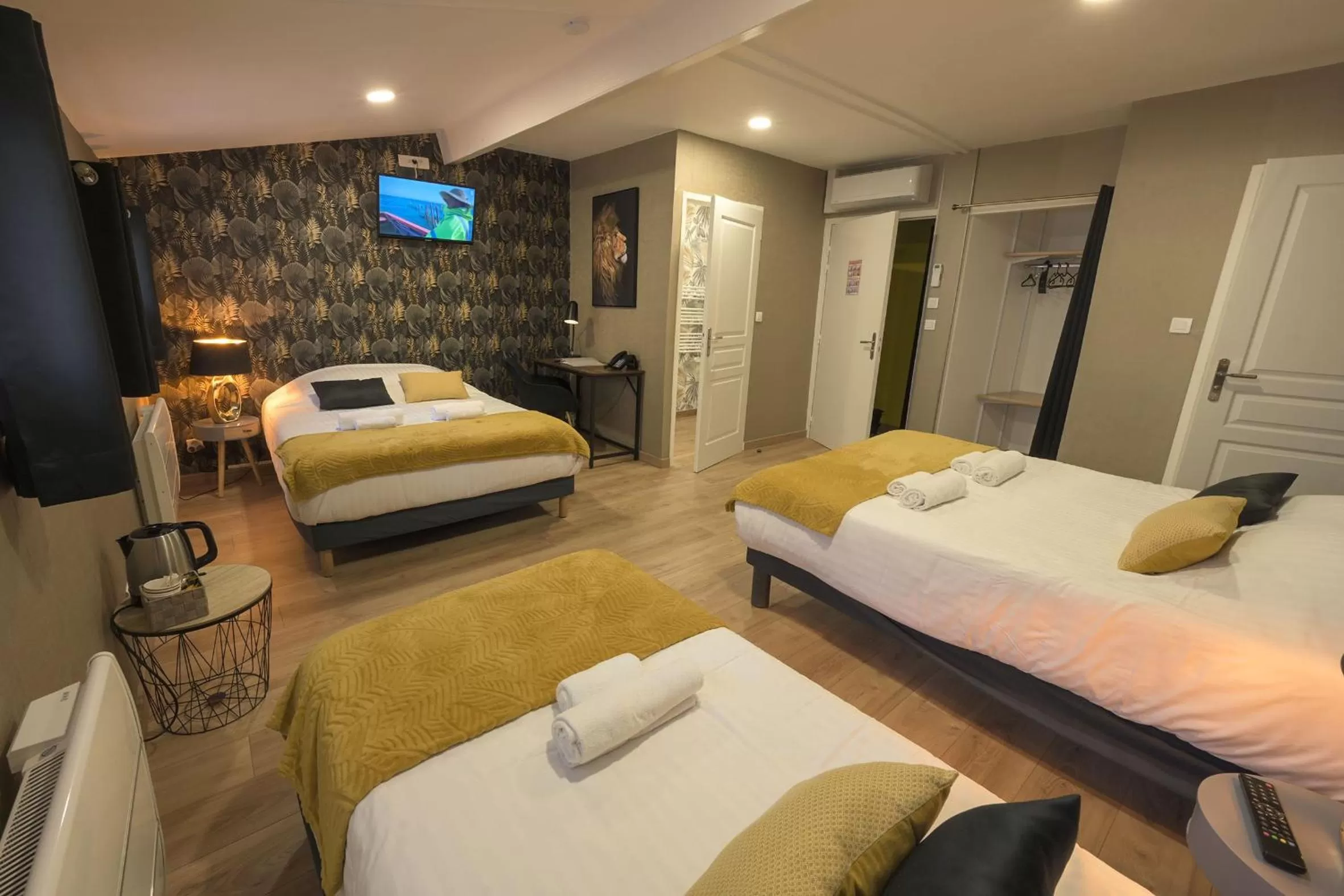 TV and multimedia, Bed in Hotel De La Croisée