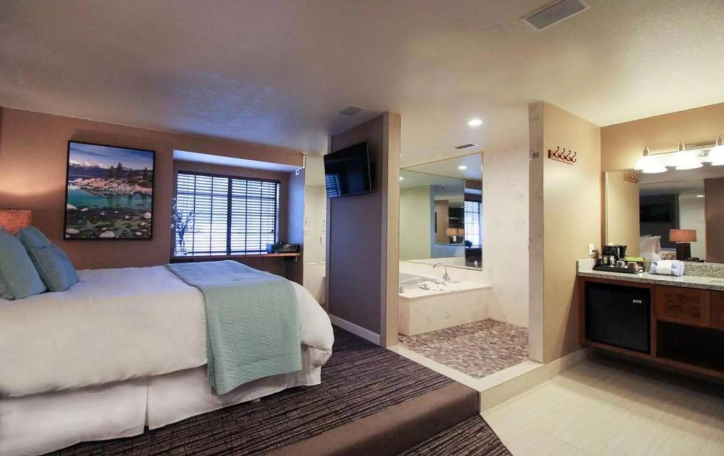 Photo of the whole room, Bed in Postmarc Hotel and Spa Suites