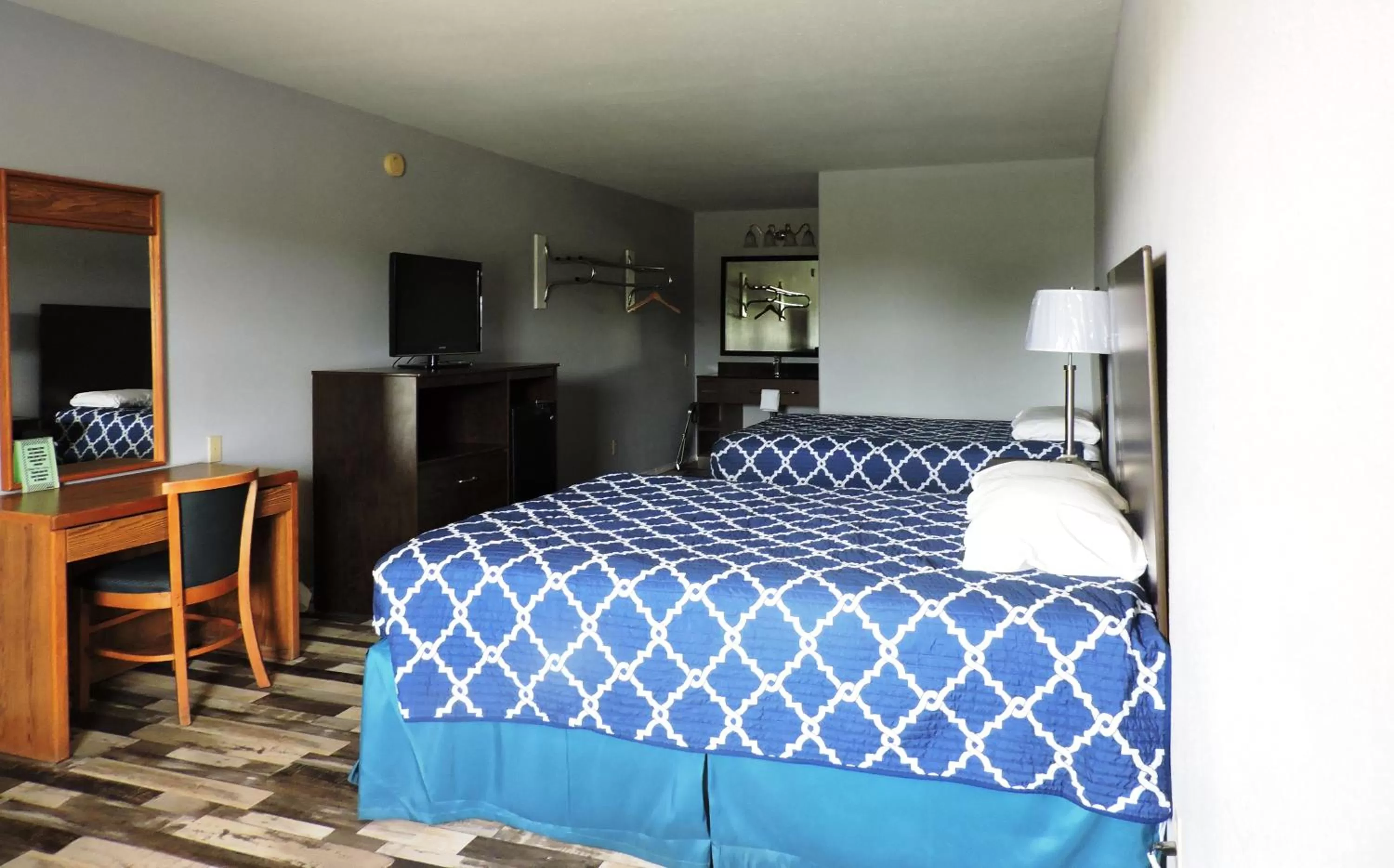 Bed in Riata Inn - Crystal City