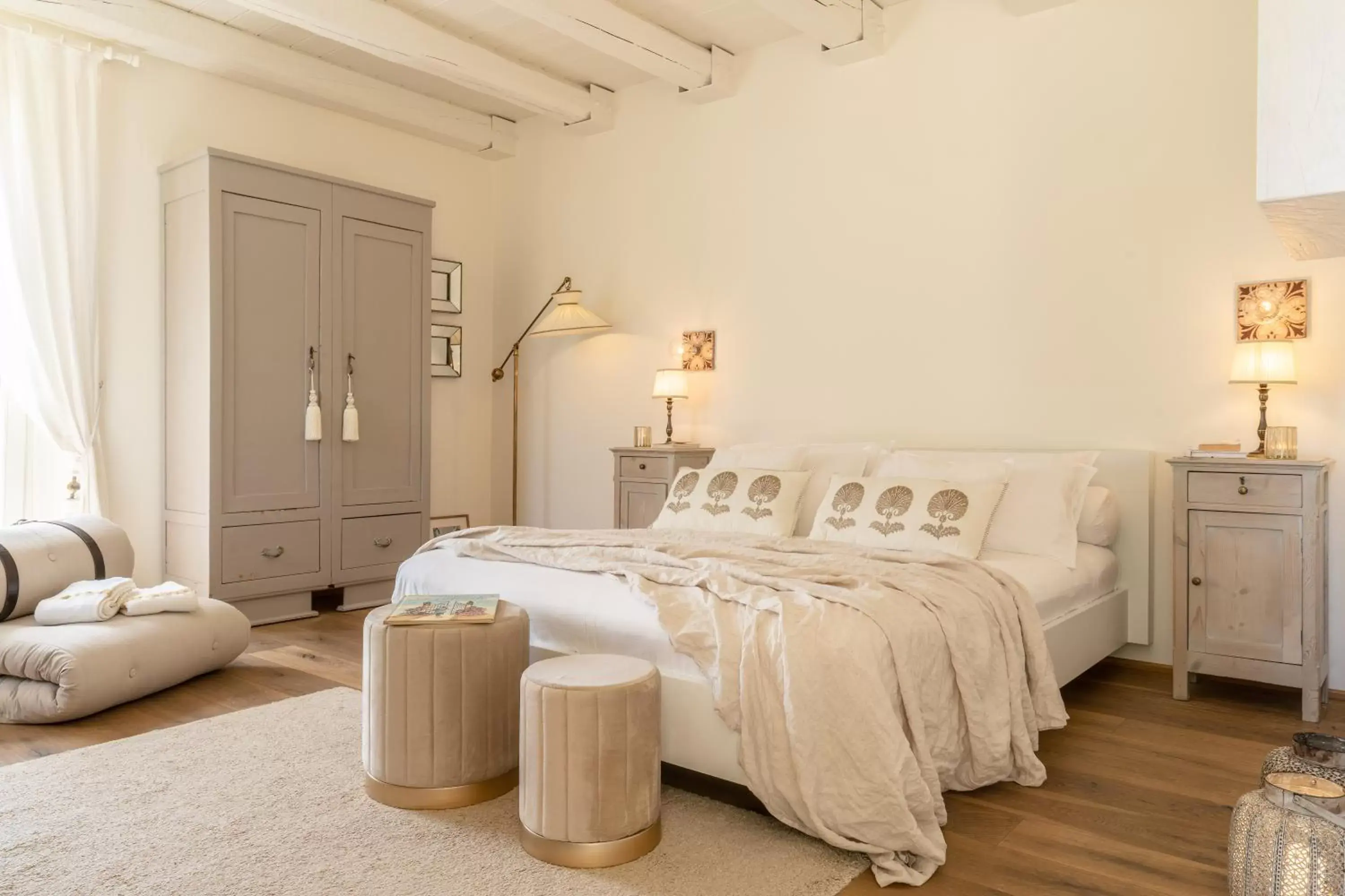 King Room in CasaVostra - Ambience Suites King Room in CasaVostra - Ambience Suites