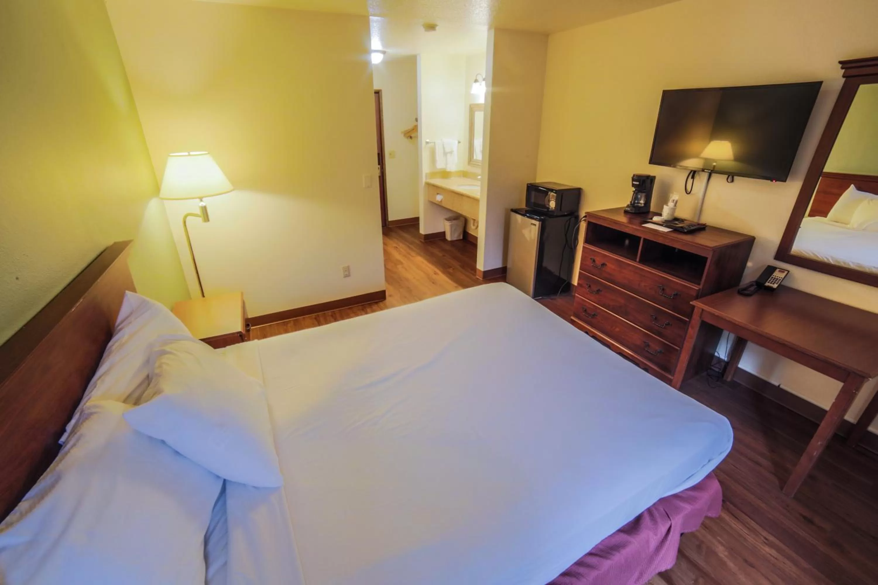 Photo of the whole room, Bed in Sunnyside Inn and Suites