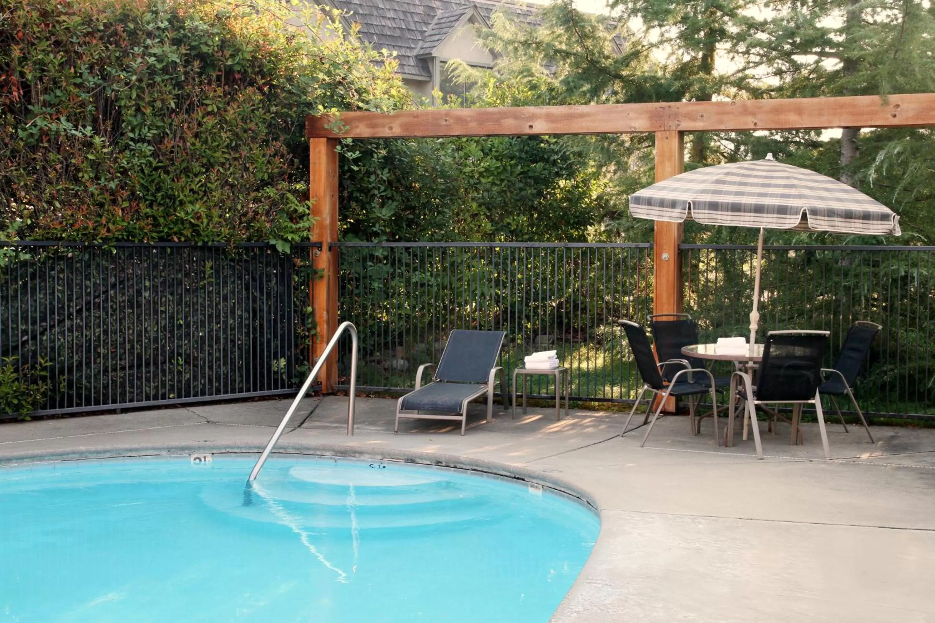 Swimming pool in Riverside Inn