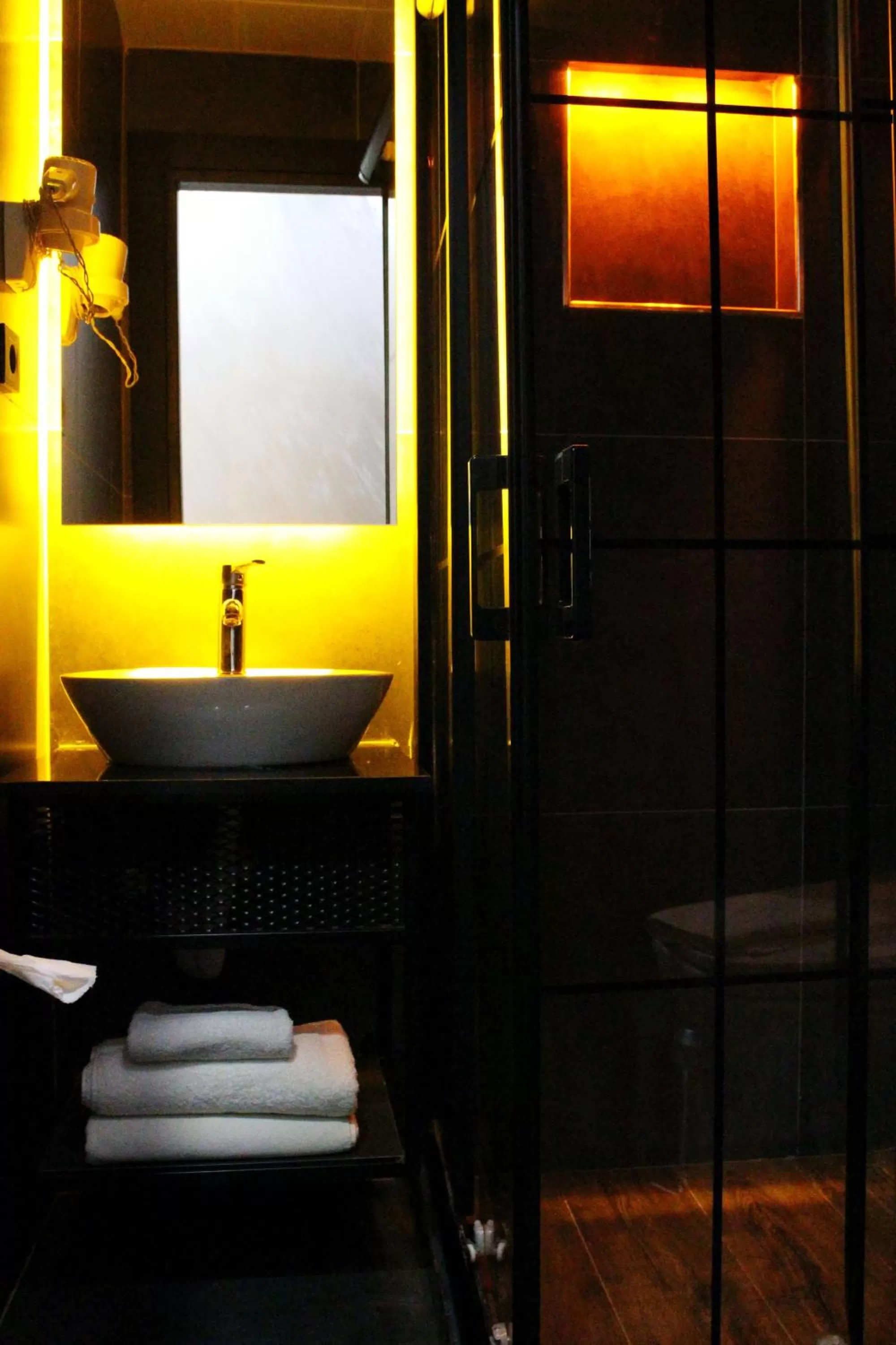 Toilet in Istanbul Fair Hotel
