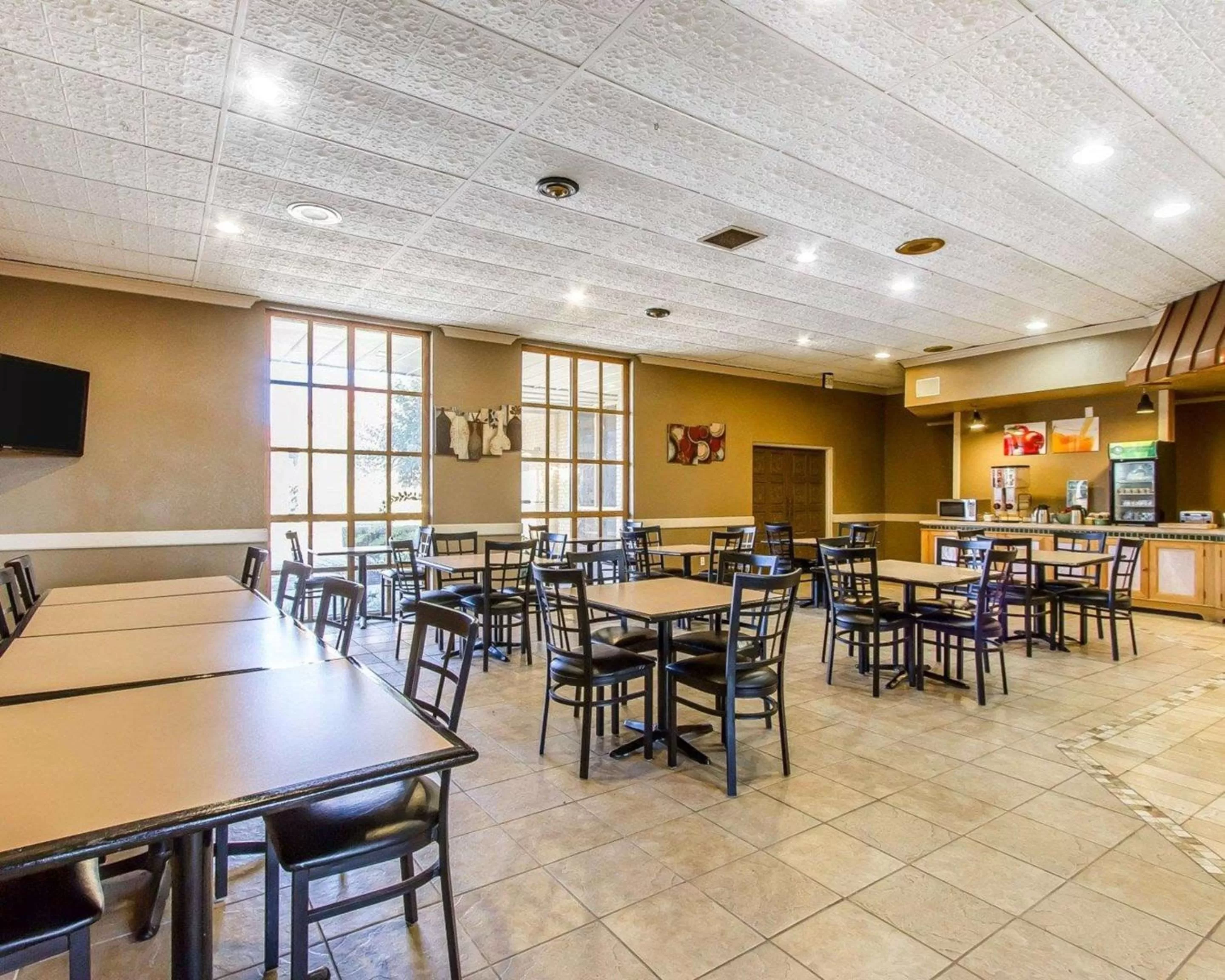 Restaurant/places to eat in Quality Inn Ada near University