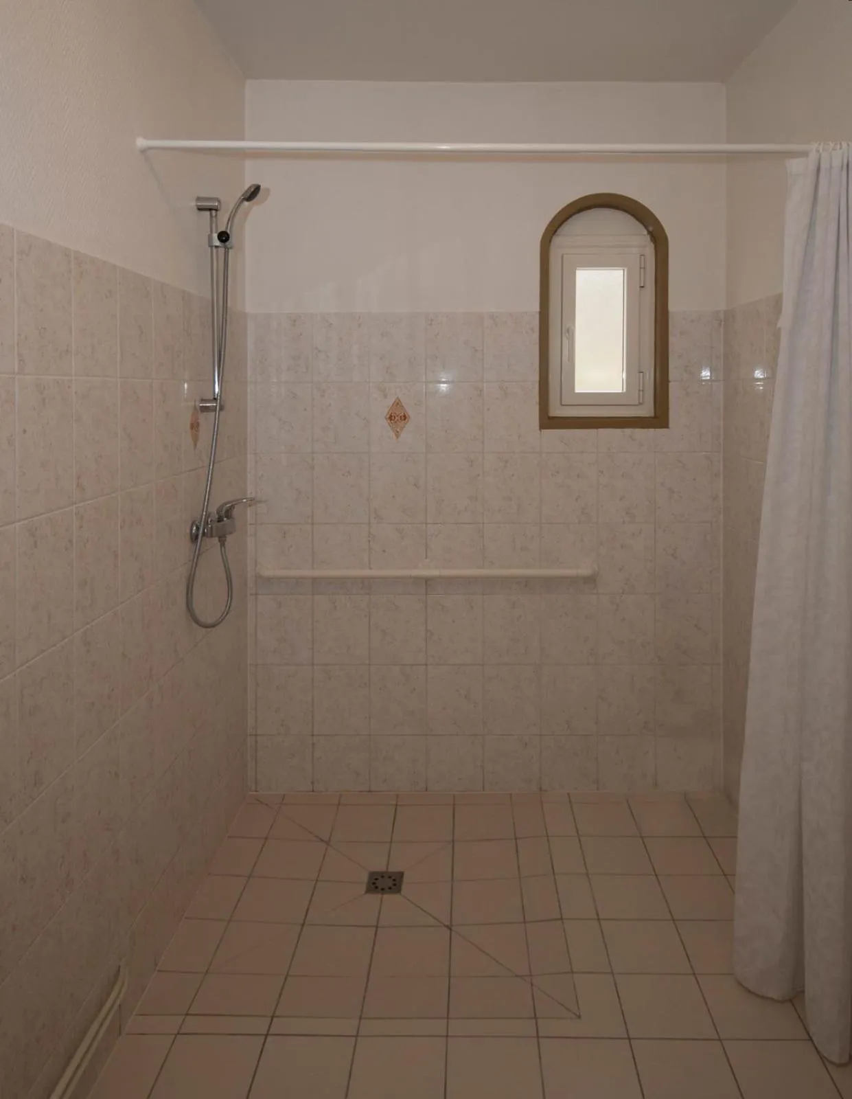 Shower in Logis Hôtel Restaurant Le Coq Hardi