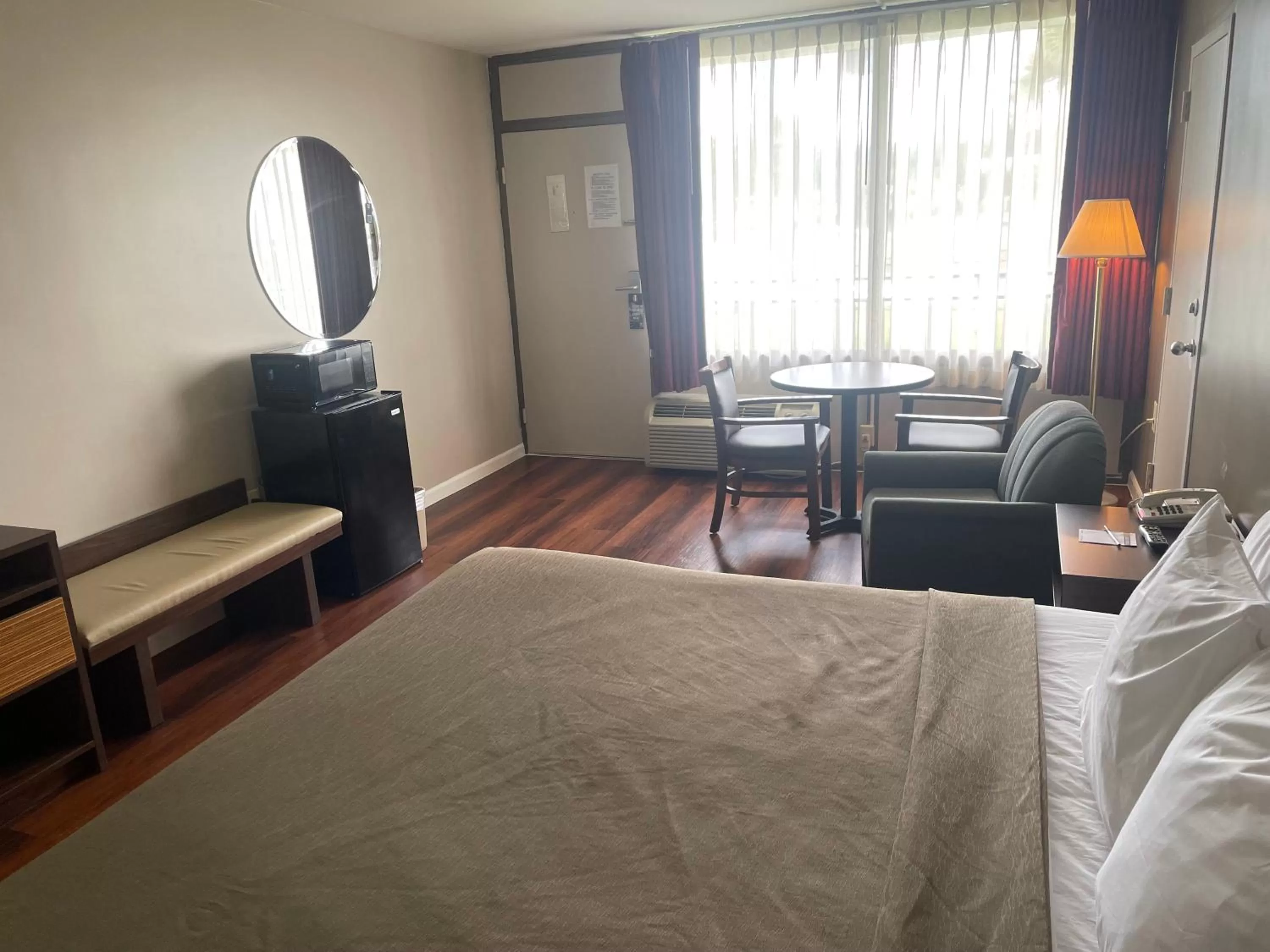 Swimming pool, Bed in Super 8 by Wyndham Valdosta Mall