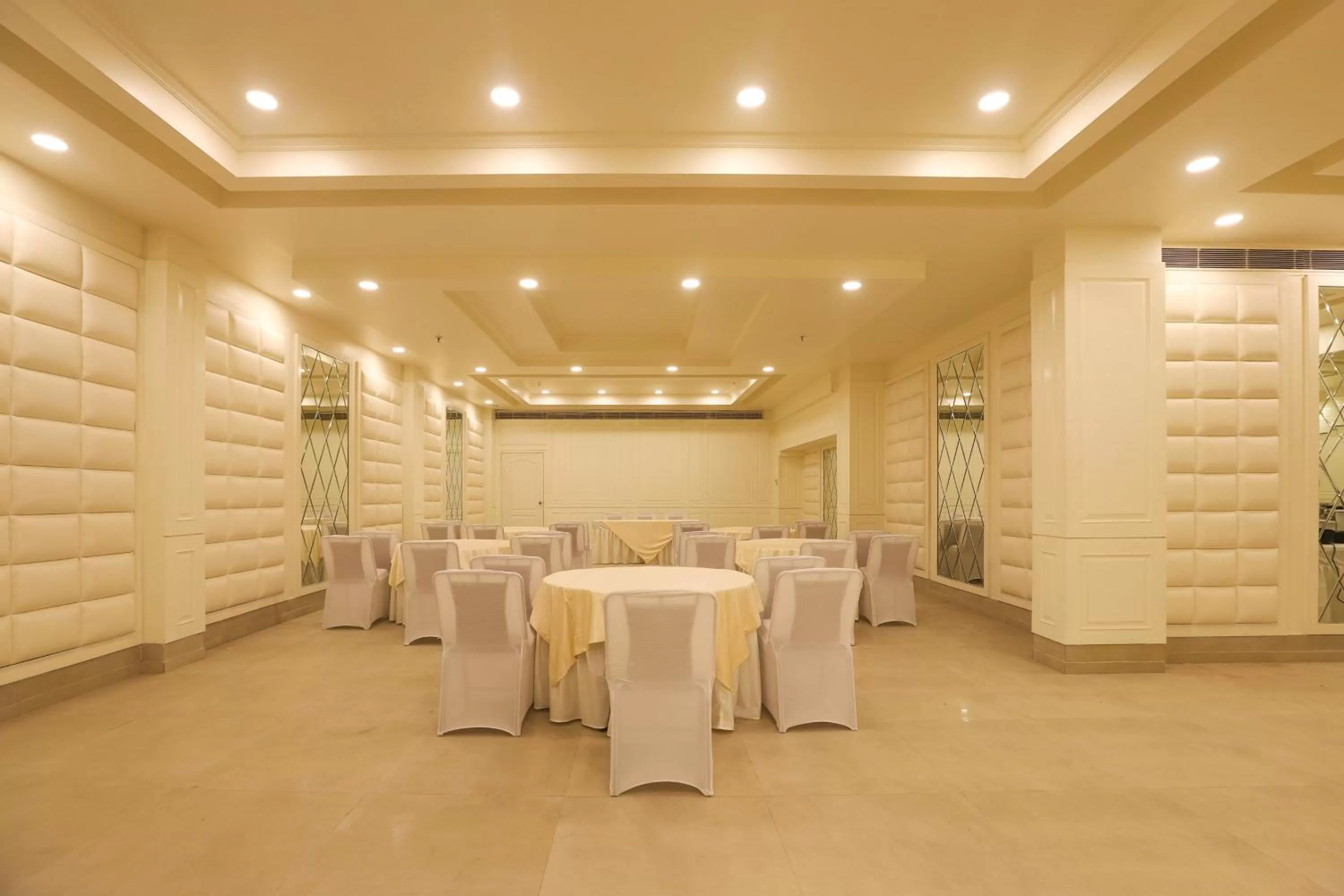Restaurant/places to eat in Hotel Magenta Jaipur