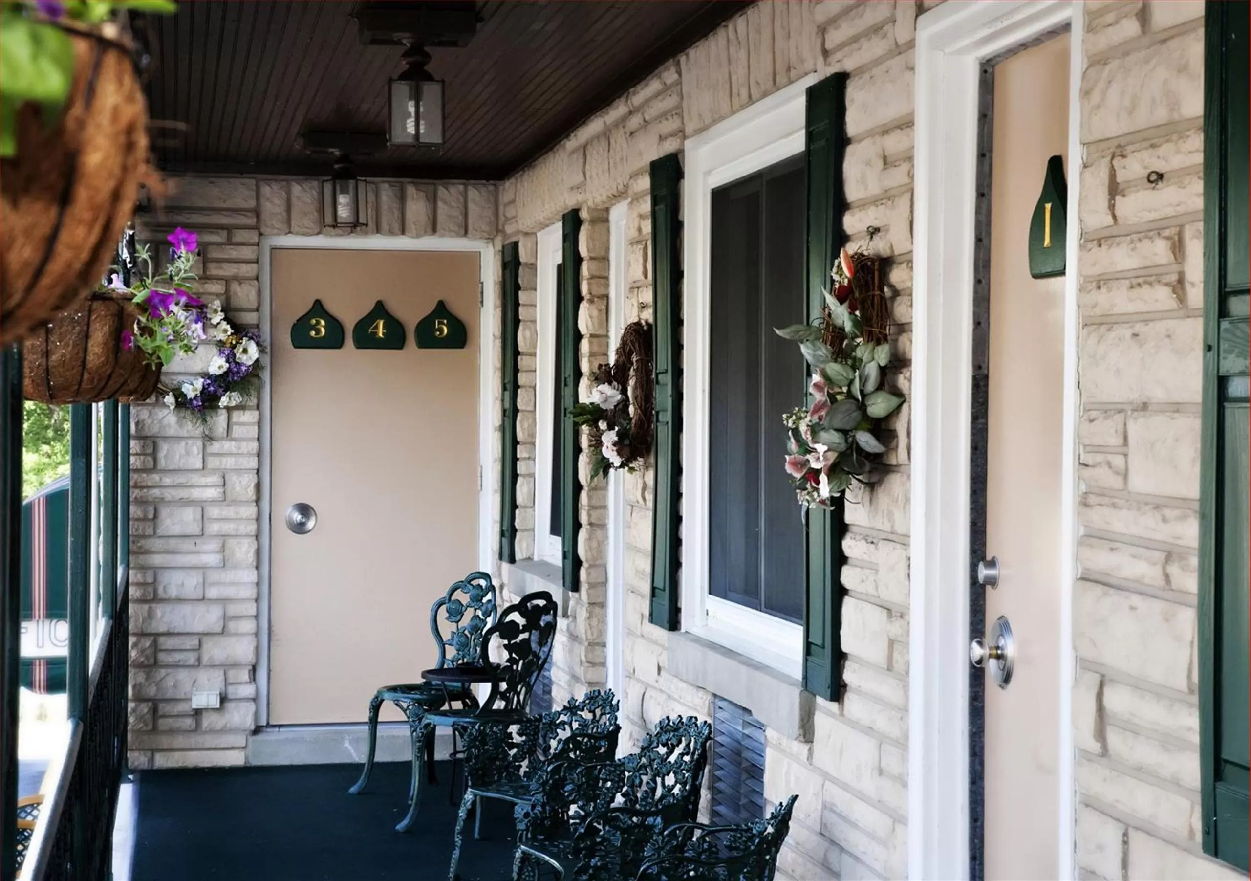 Facade/entrance in Simmons Motel and Suites