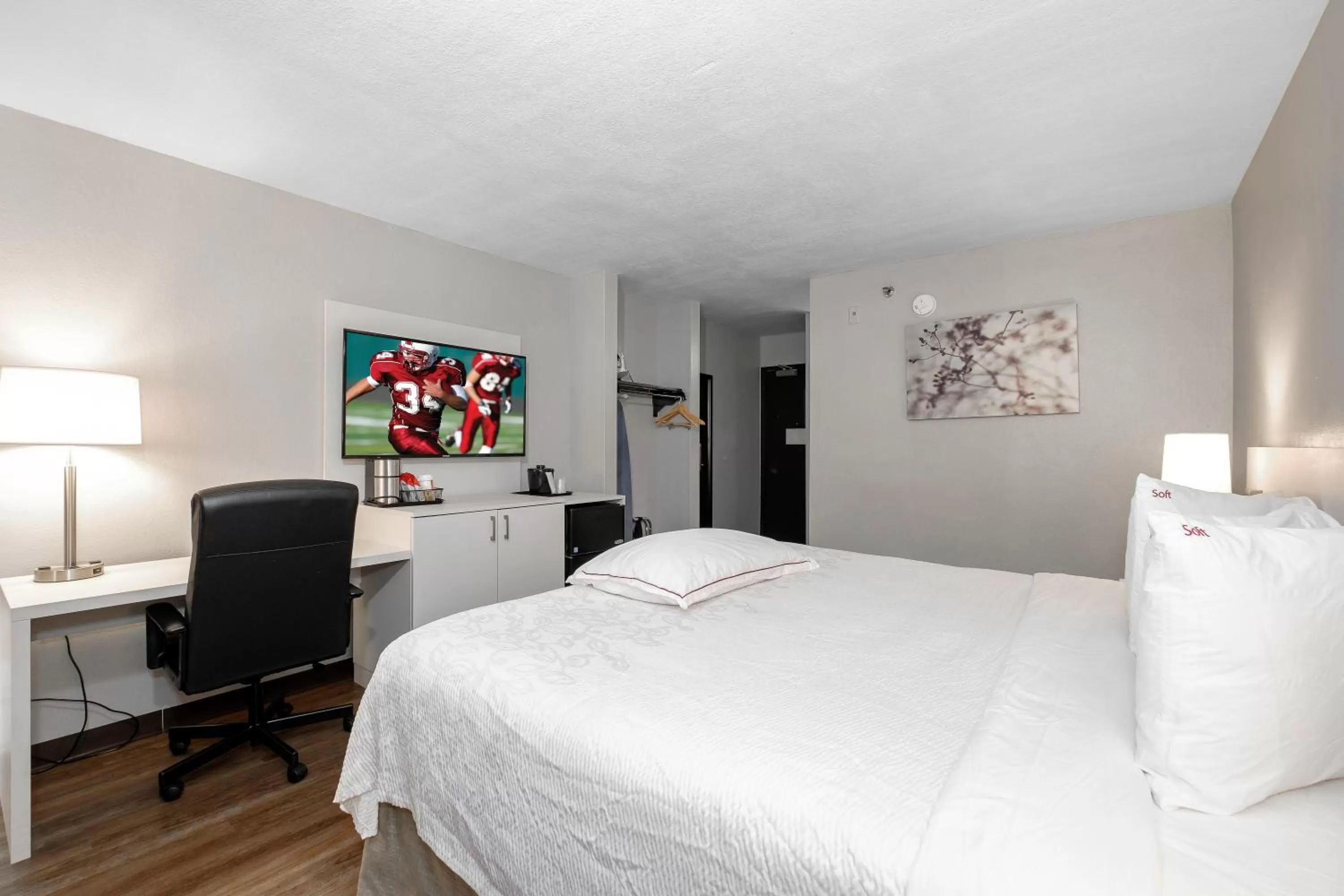 Photo of the whole room, Bed in Red Roof Inn PLUS Orlando-Convention Center- Int'l Dr