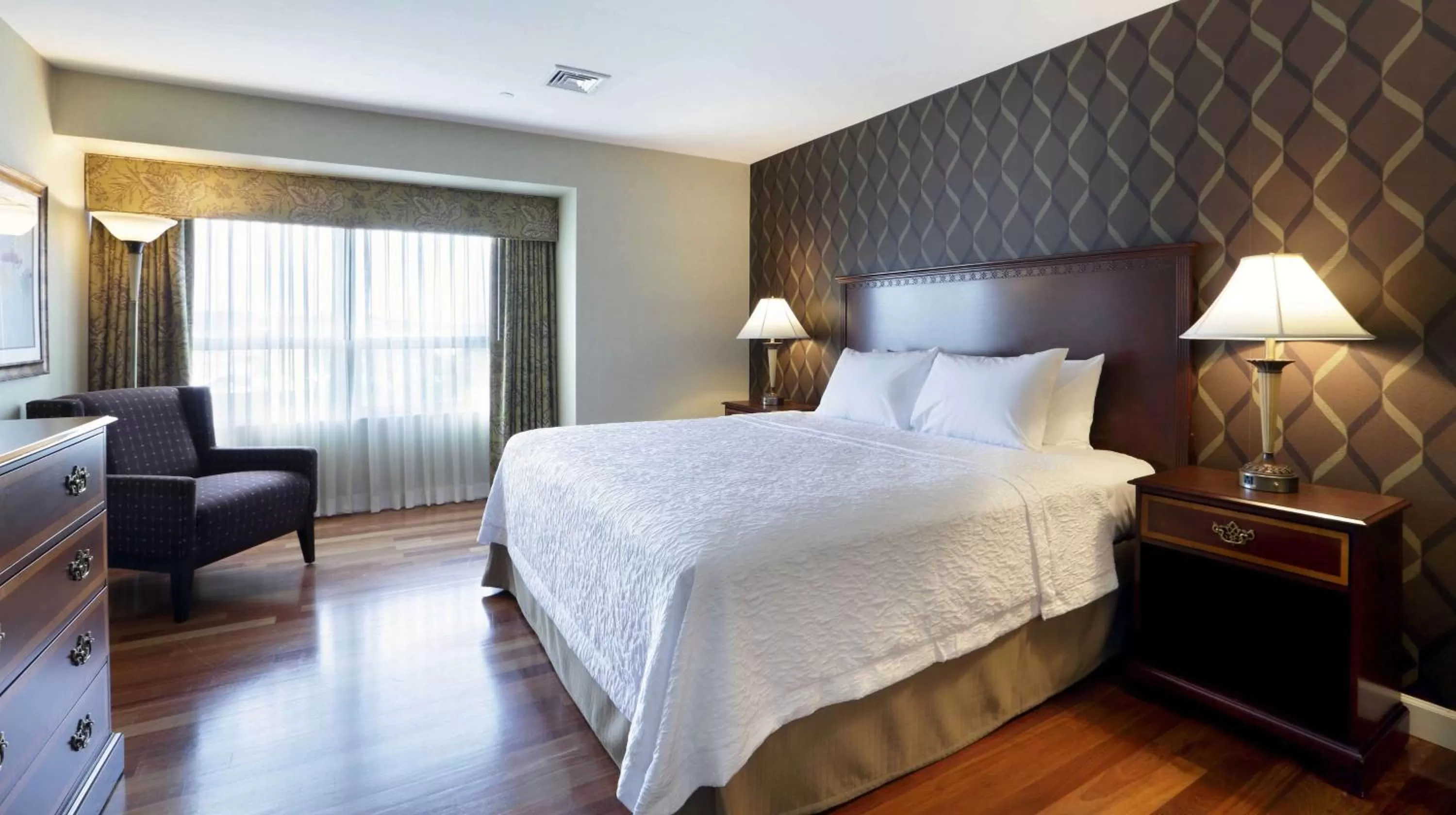 Bedroom, Bed in Hampton Inn Boston-Natick