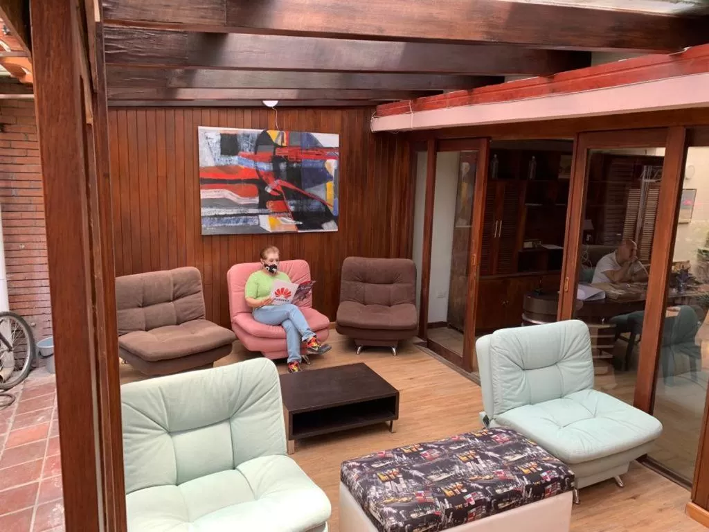 People in acogedor Hostal usaquen la parada del tren