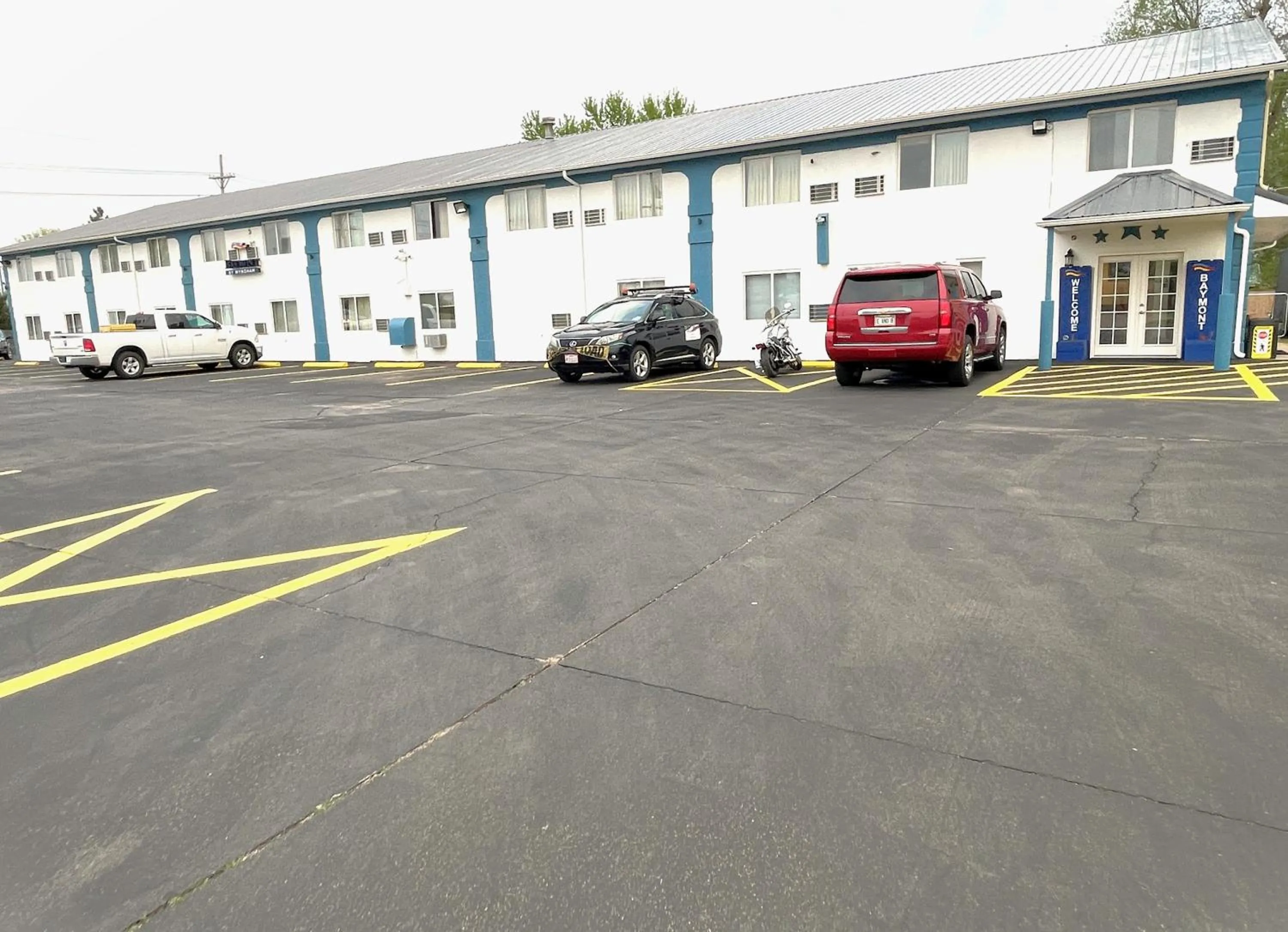 Property building in Baymont by Wyndham Hutchinson