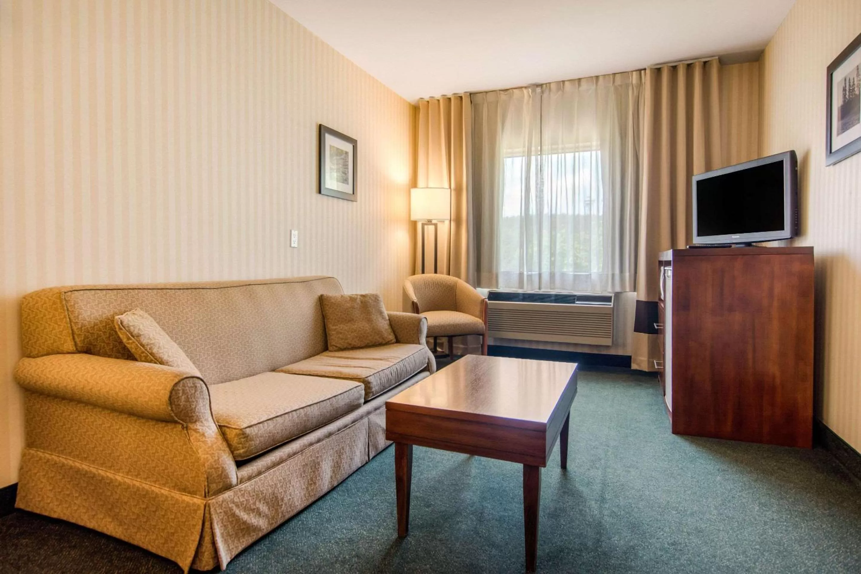 Photo of the whole room in Comfort Inn & Suites Shawinigan