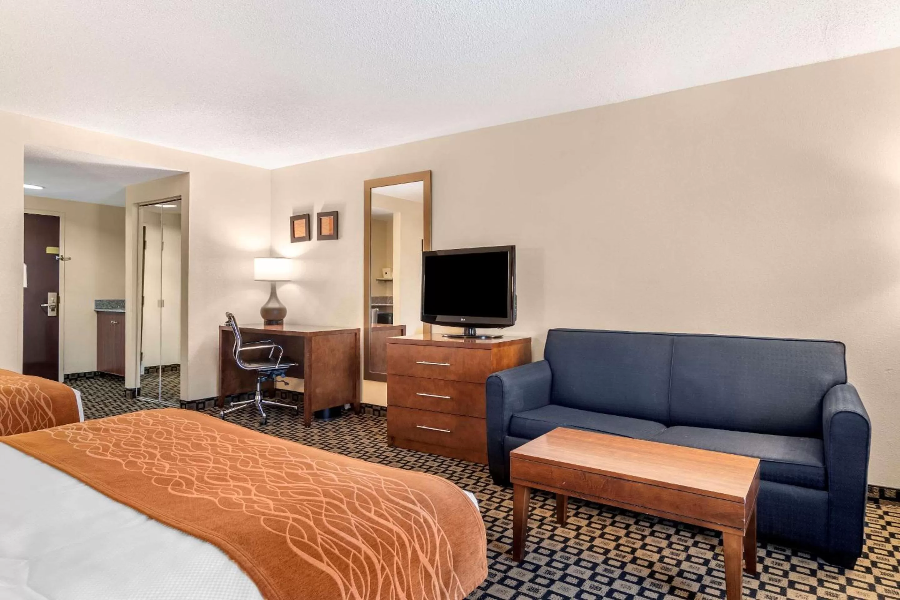 Photo of the whole room, Bed in Comfort Inn & Suites Athens North