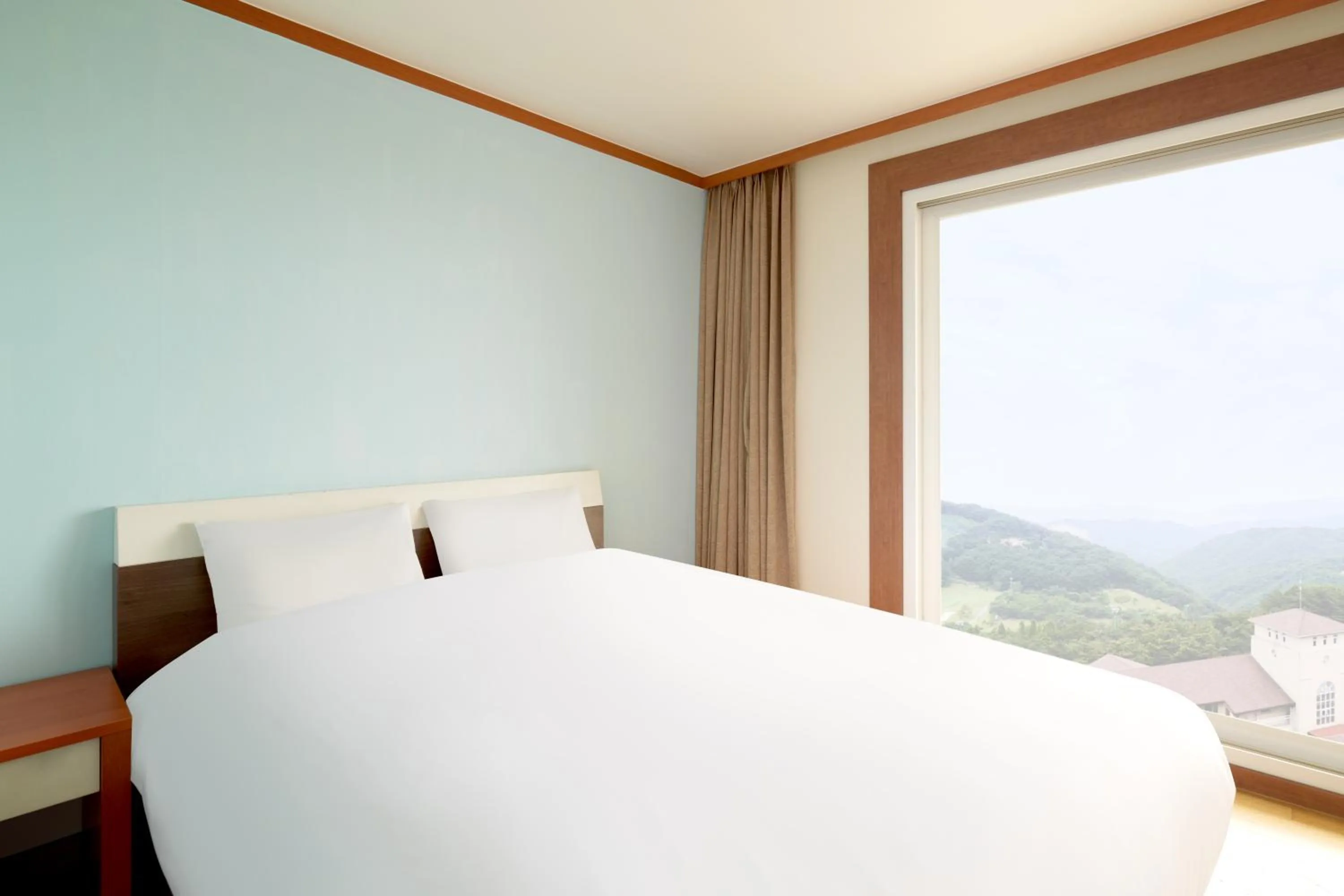 Bed in Gyeongju Mauna Ocean Resort