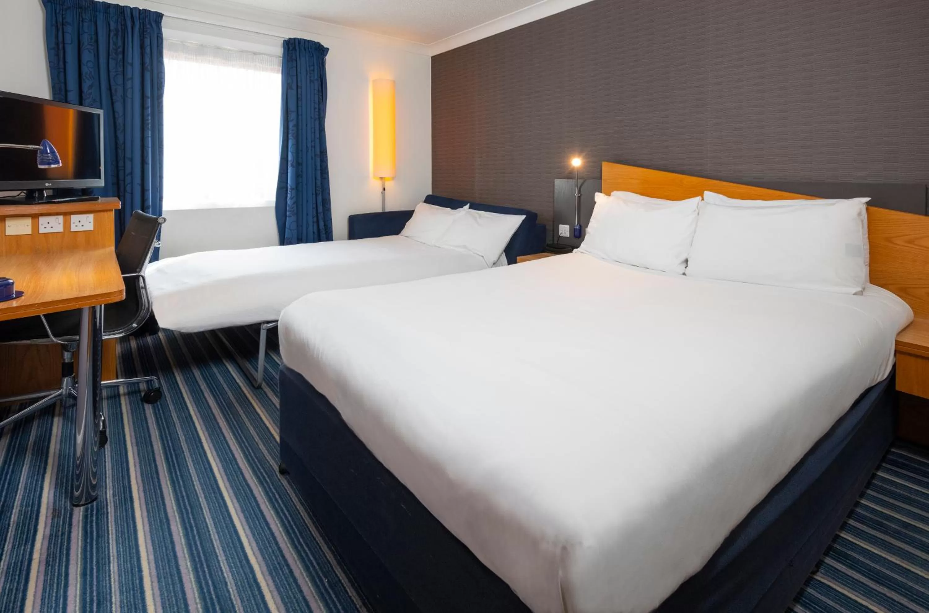 Bed in Holiday Inn Express Northampton - South by IHG