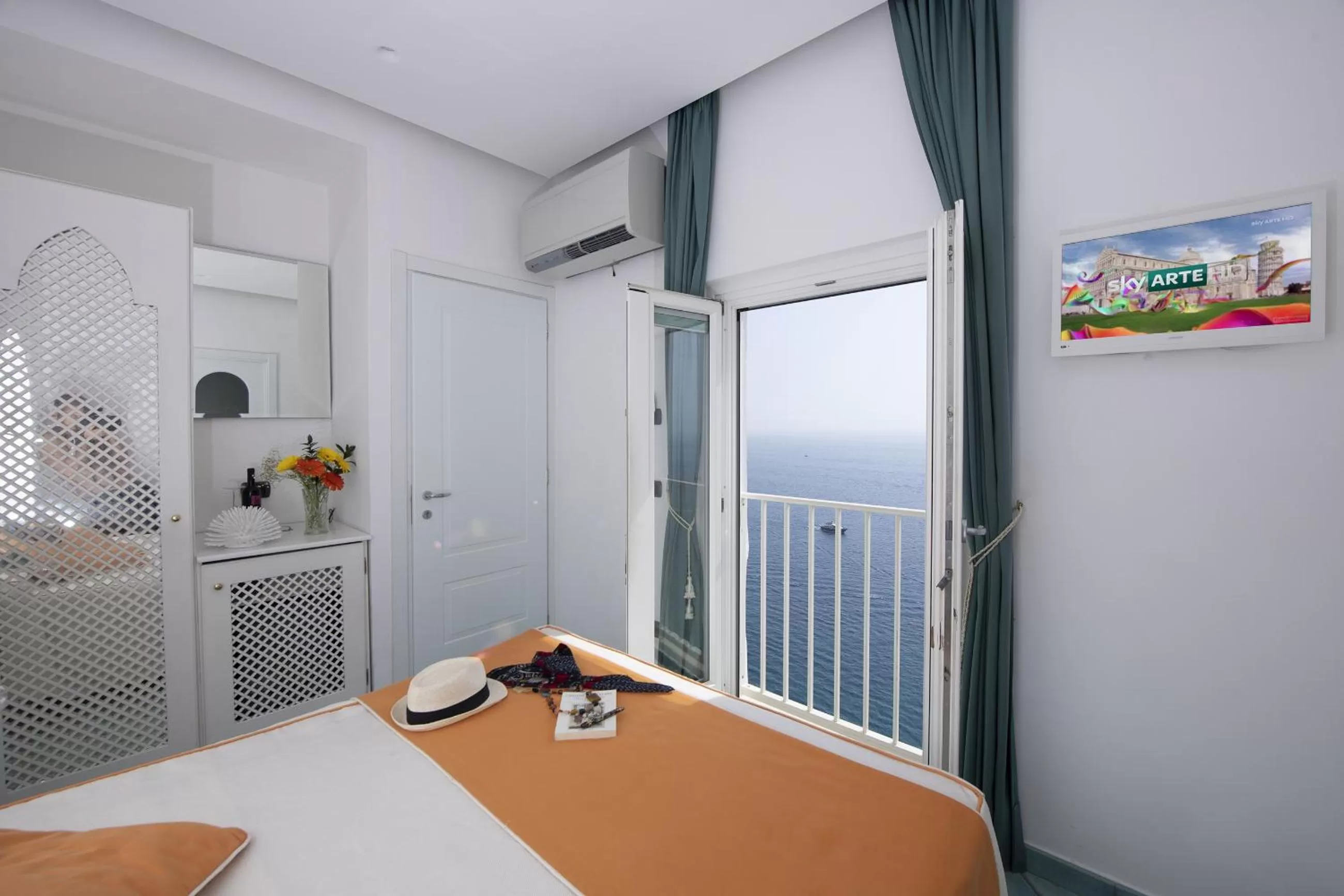 Sea view, Bed in Hotel La Ninfa