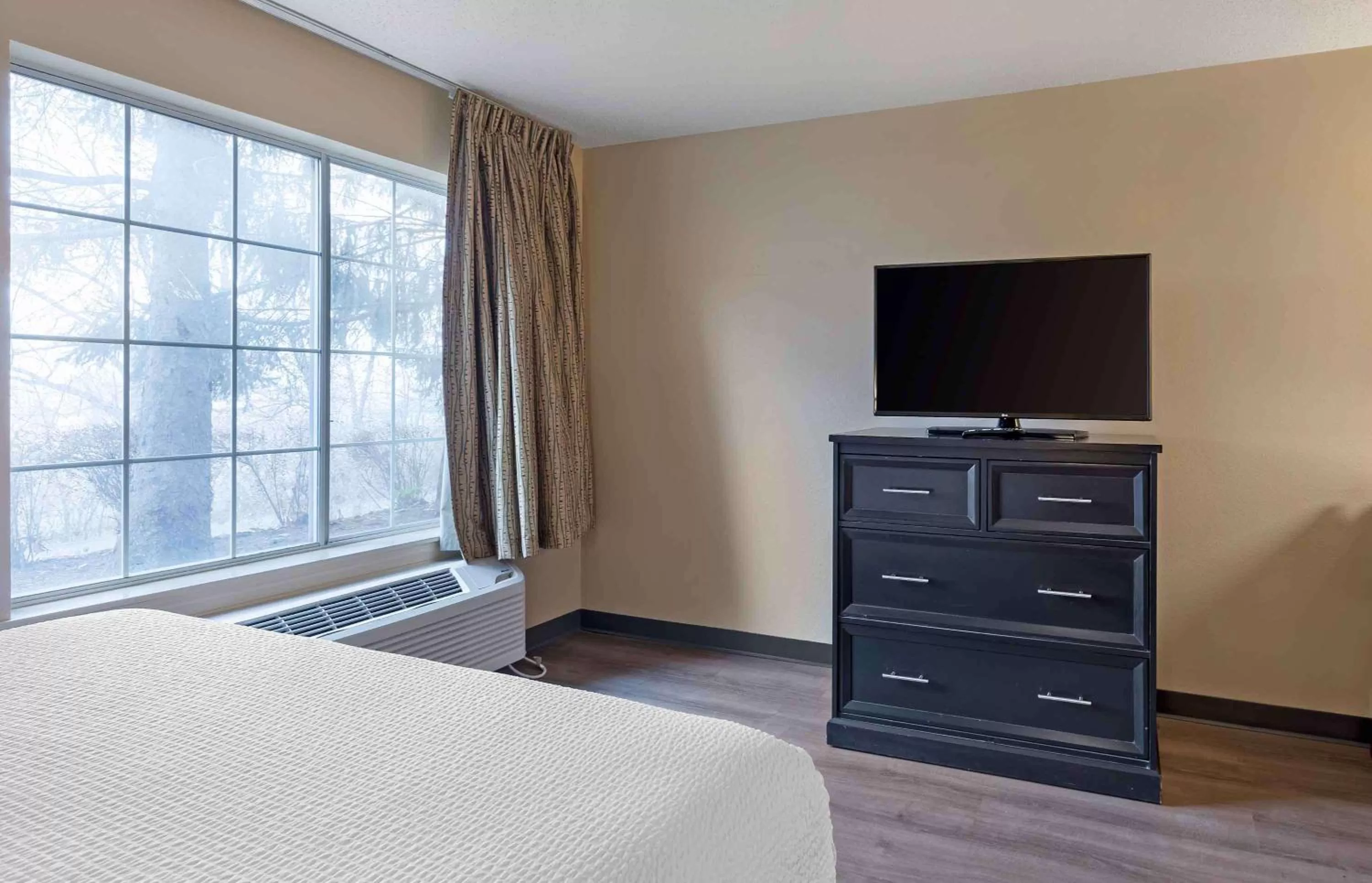 Bedroom, Bed in Extended Stay America Select Suites - St Louis - Airport - Central