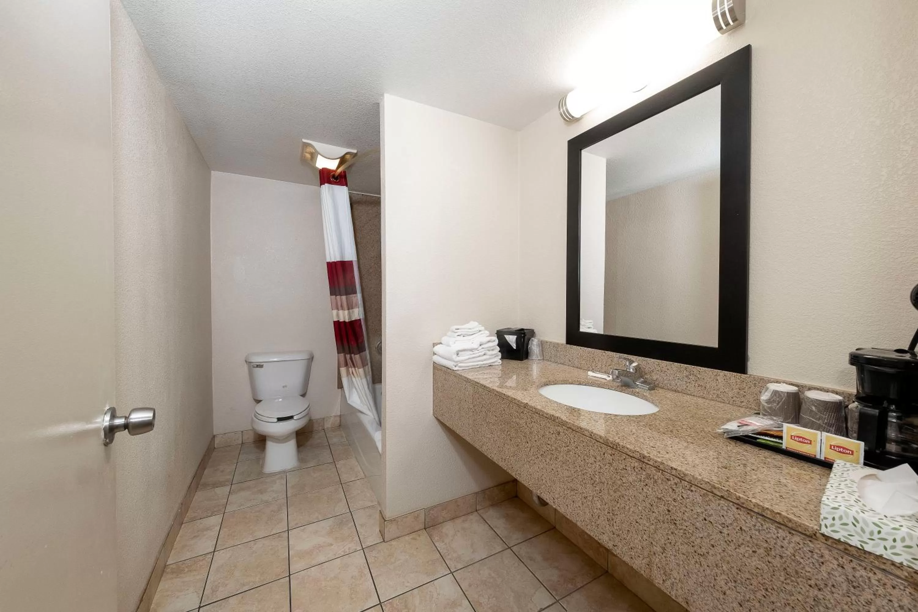 Bathroom in Red Roof Inn Bordentown - McGuire AFB