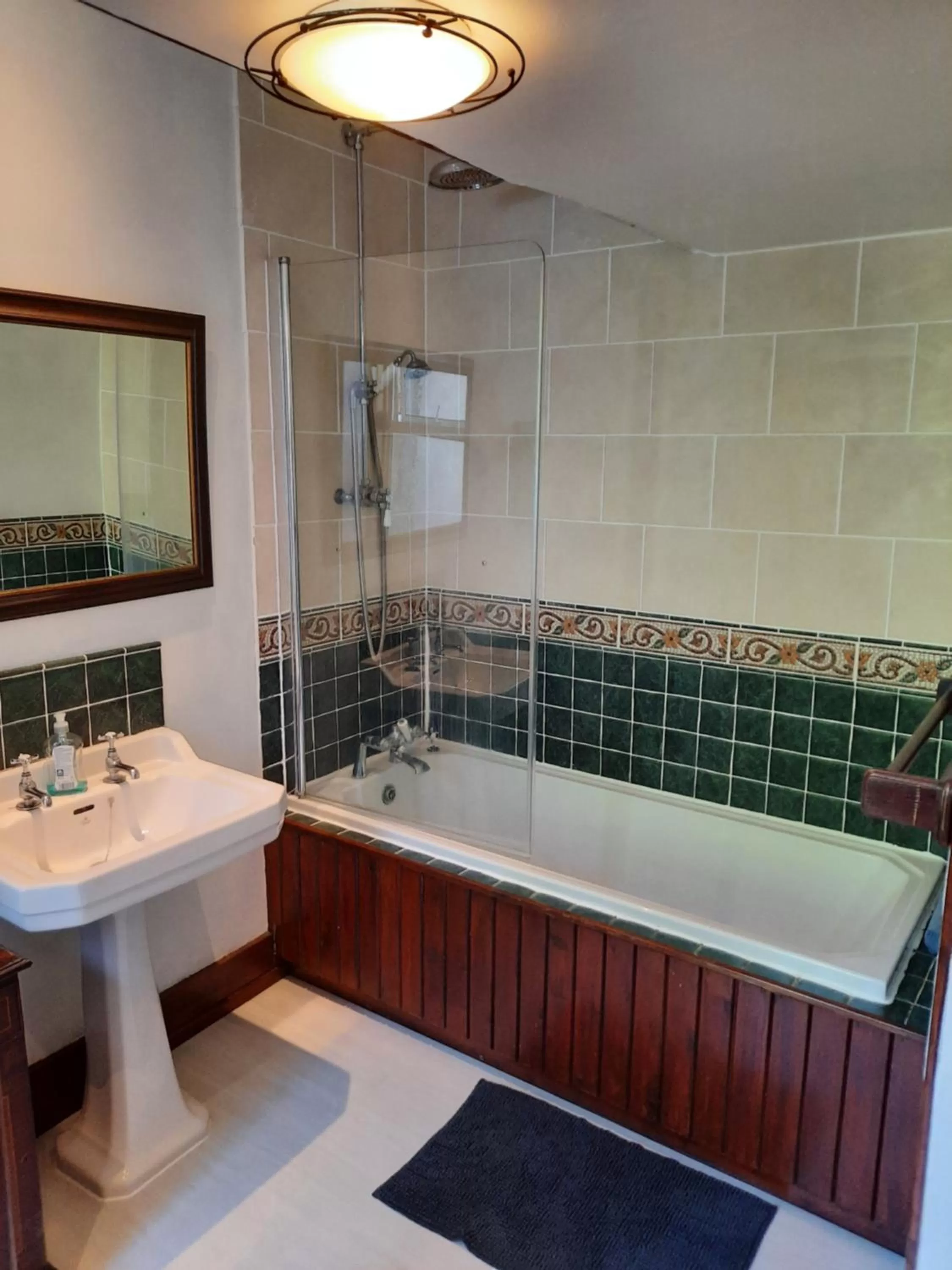 Bathroom in Jacobite Rose