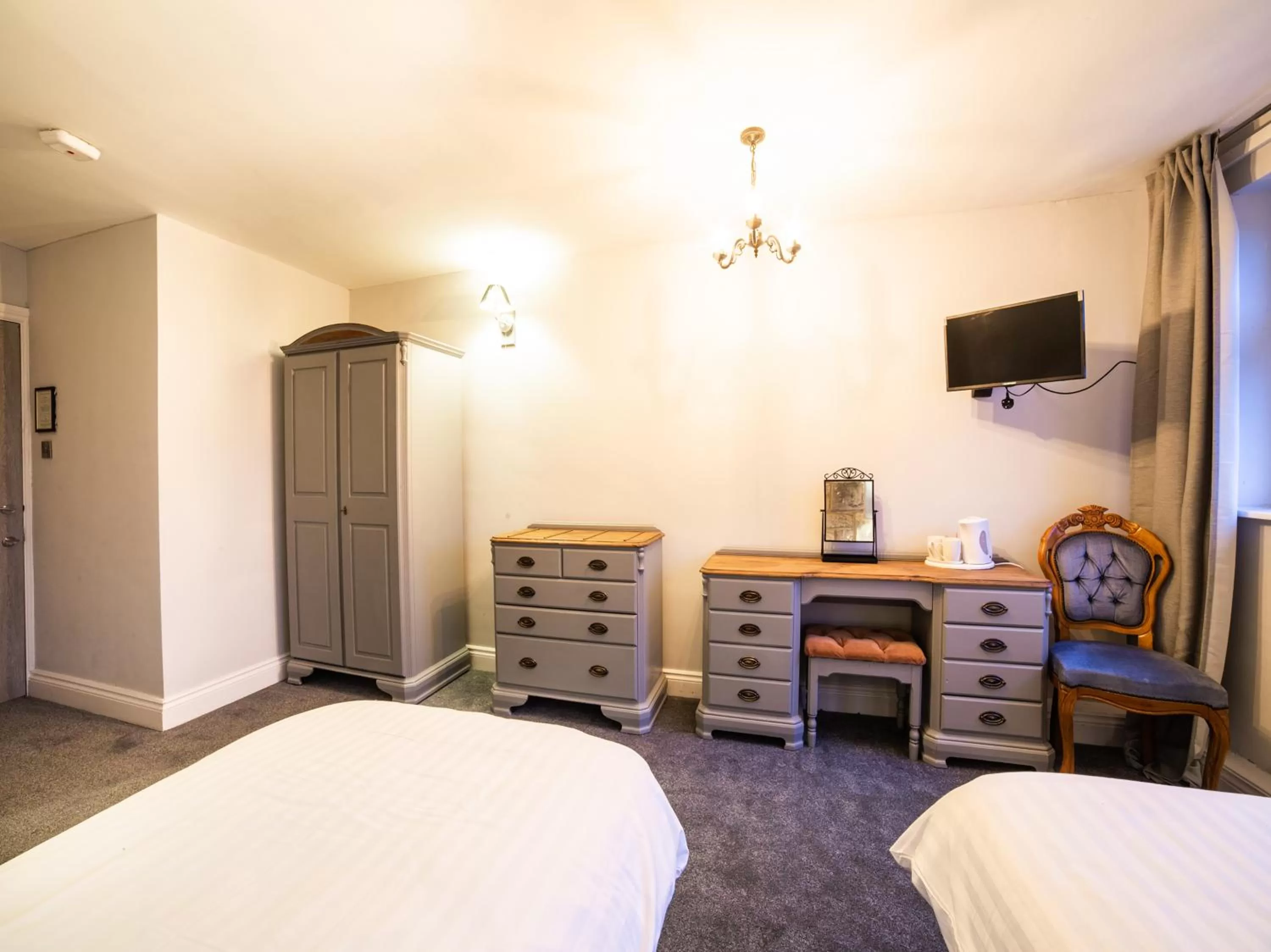 Bedroom, Bed in Churchill's Hotel