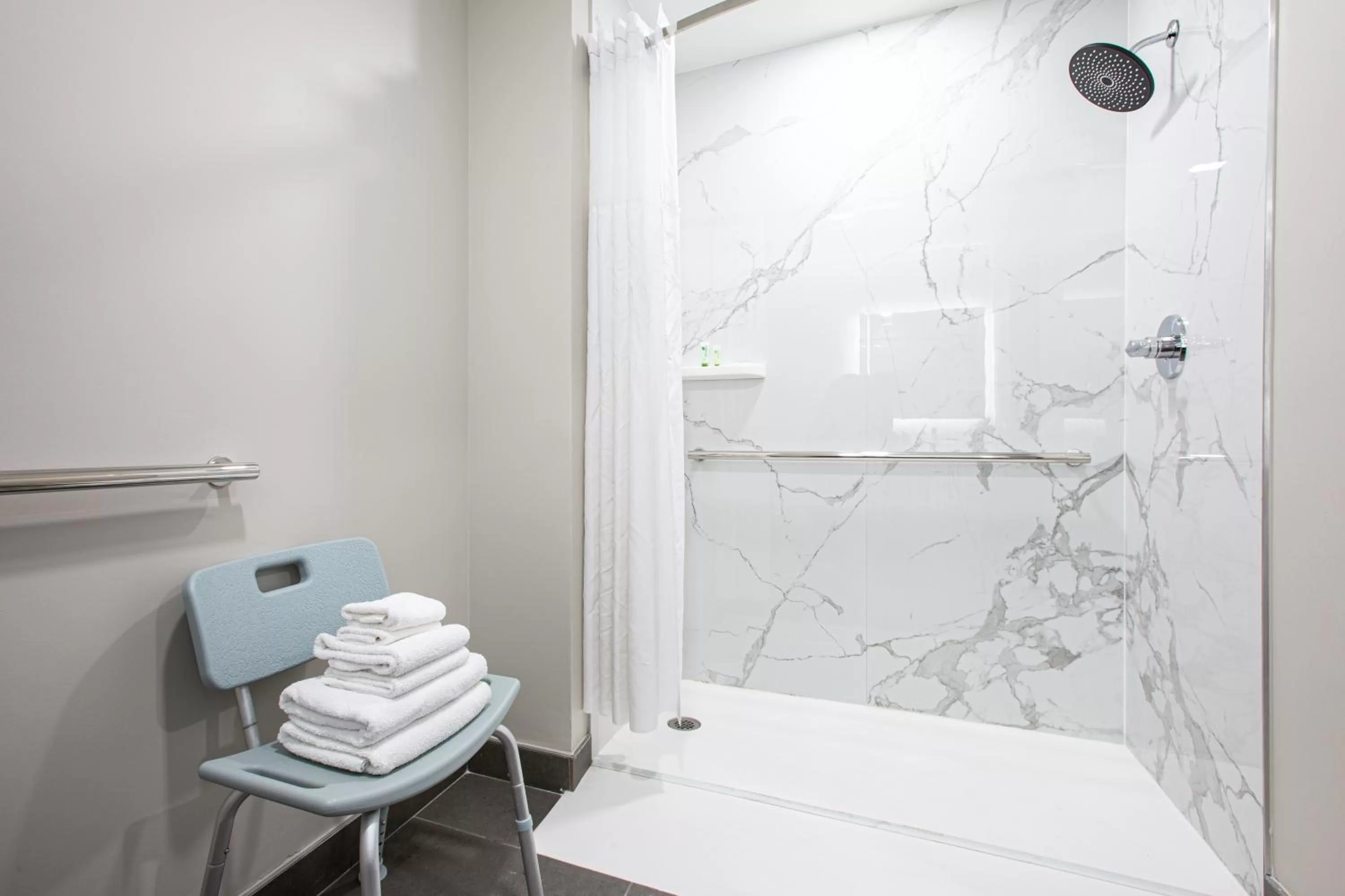 Queen Room - Disability Access - Non-Smoking in voco Flagstaff by IHG