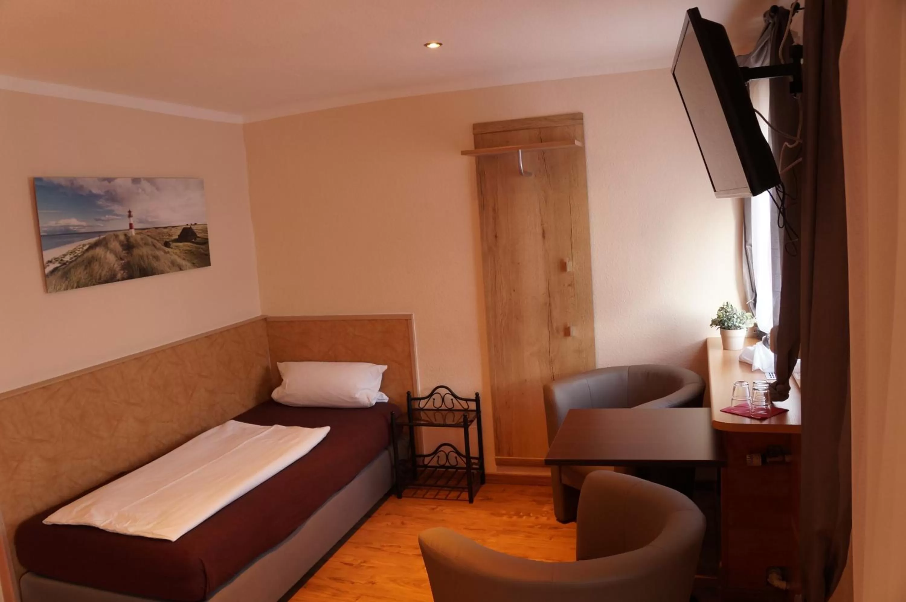 Photo of the whole room, Bed in Hotel Boos