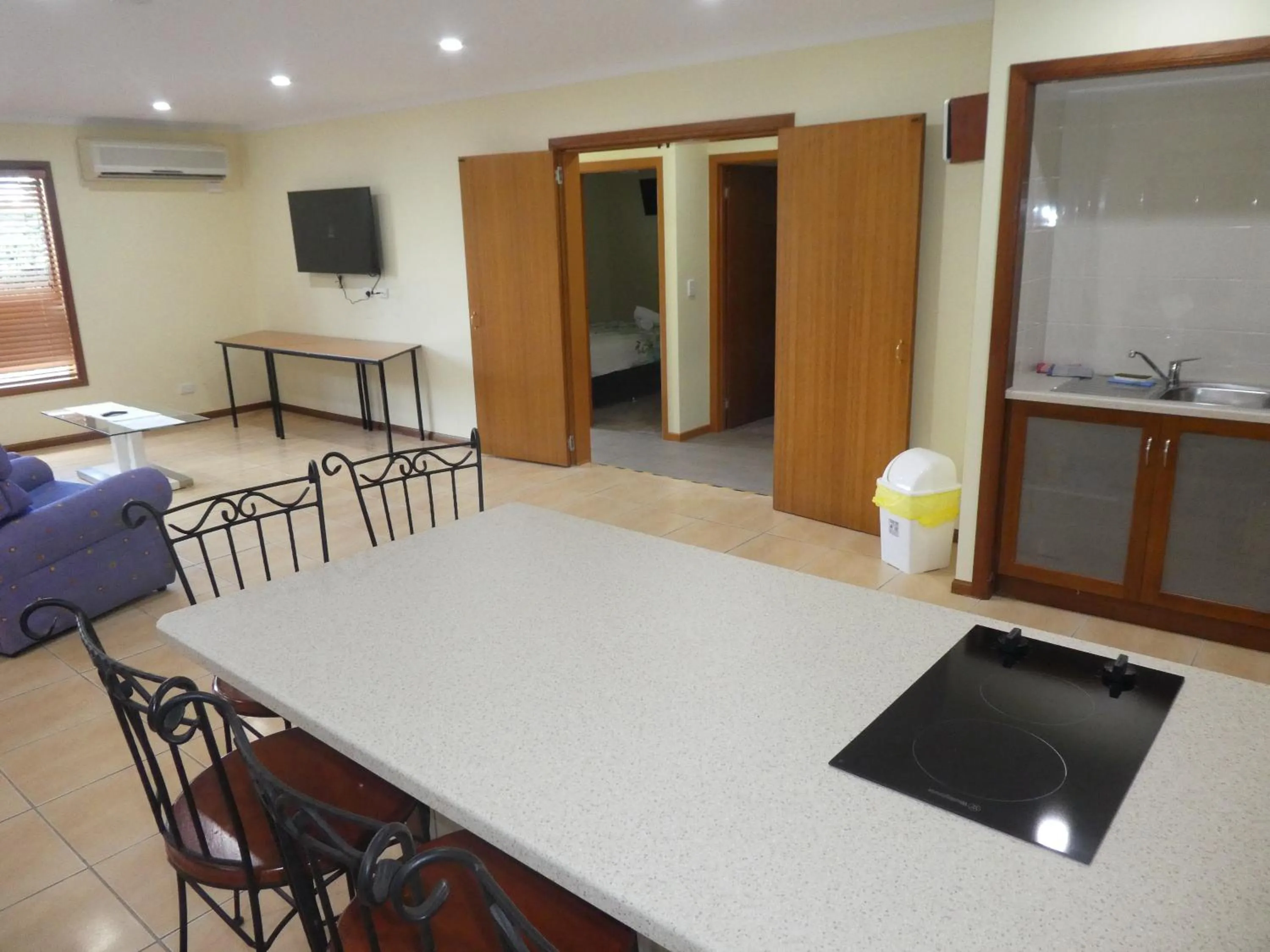 Communal lounge/ TV room in The Summit Rainforest Retreat