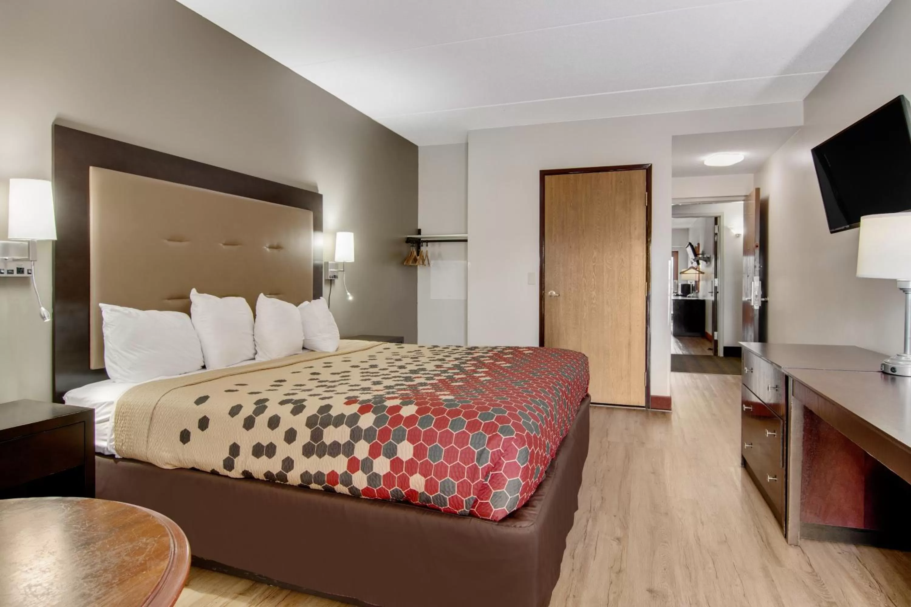 Bed in Econo Lodge Cadillac by Choice