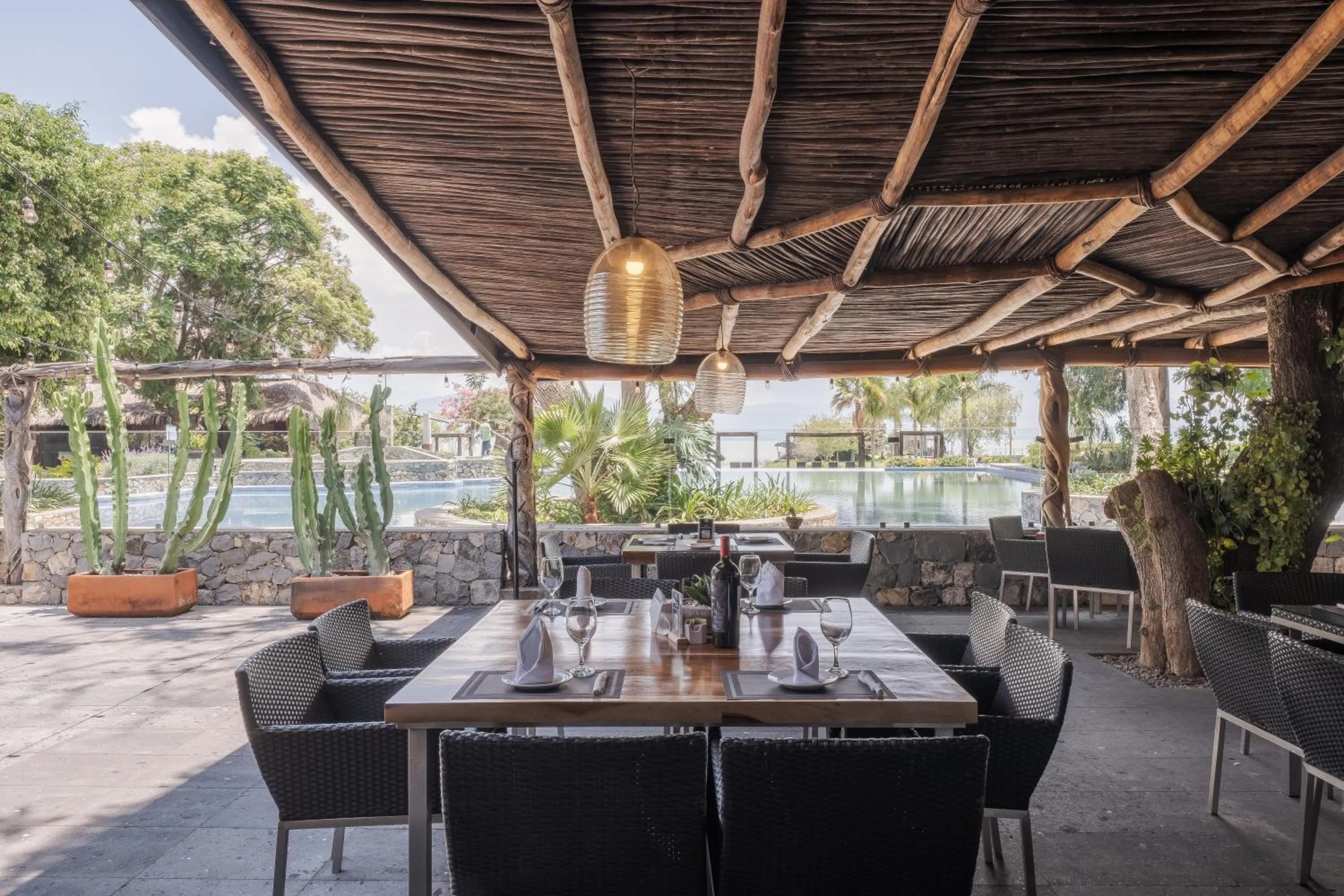 Restaurant/places to eat in Nimue Marina Residence