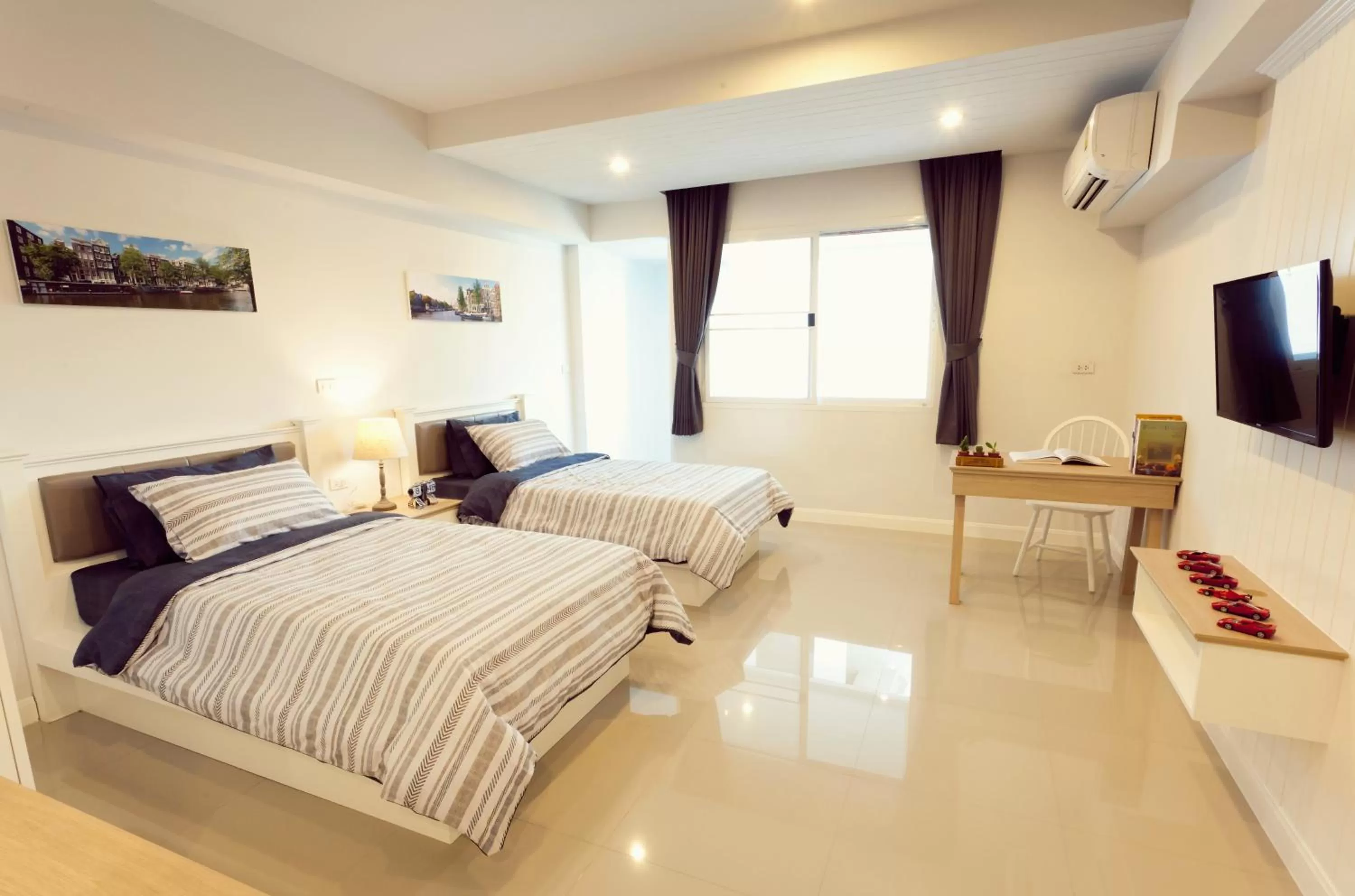 Shower, Bed in The Eight