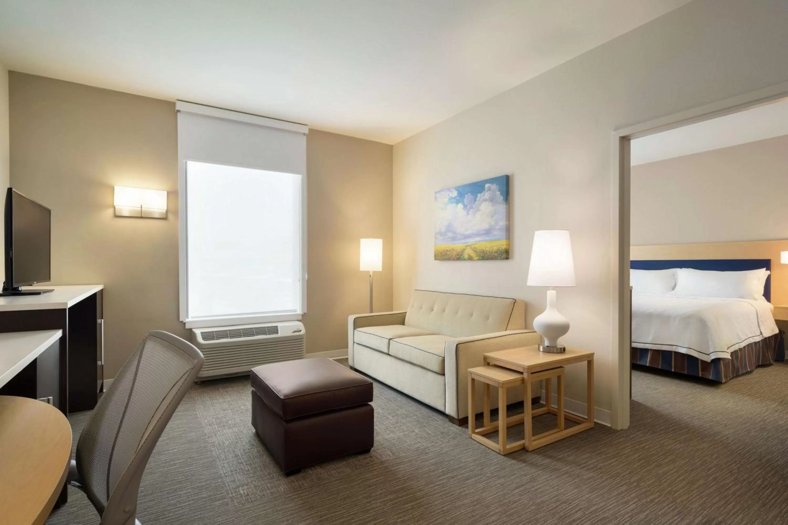 Living room, Bed in Home2 Suites By Hilton Leavenworth Downtown