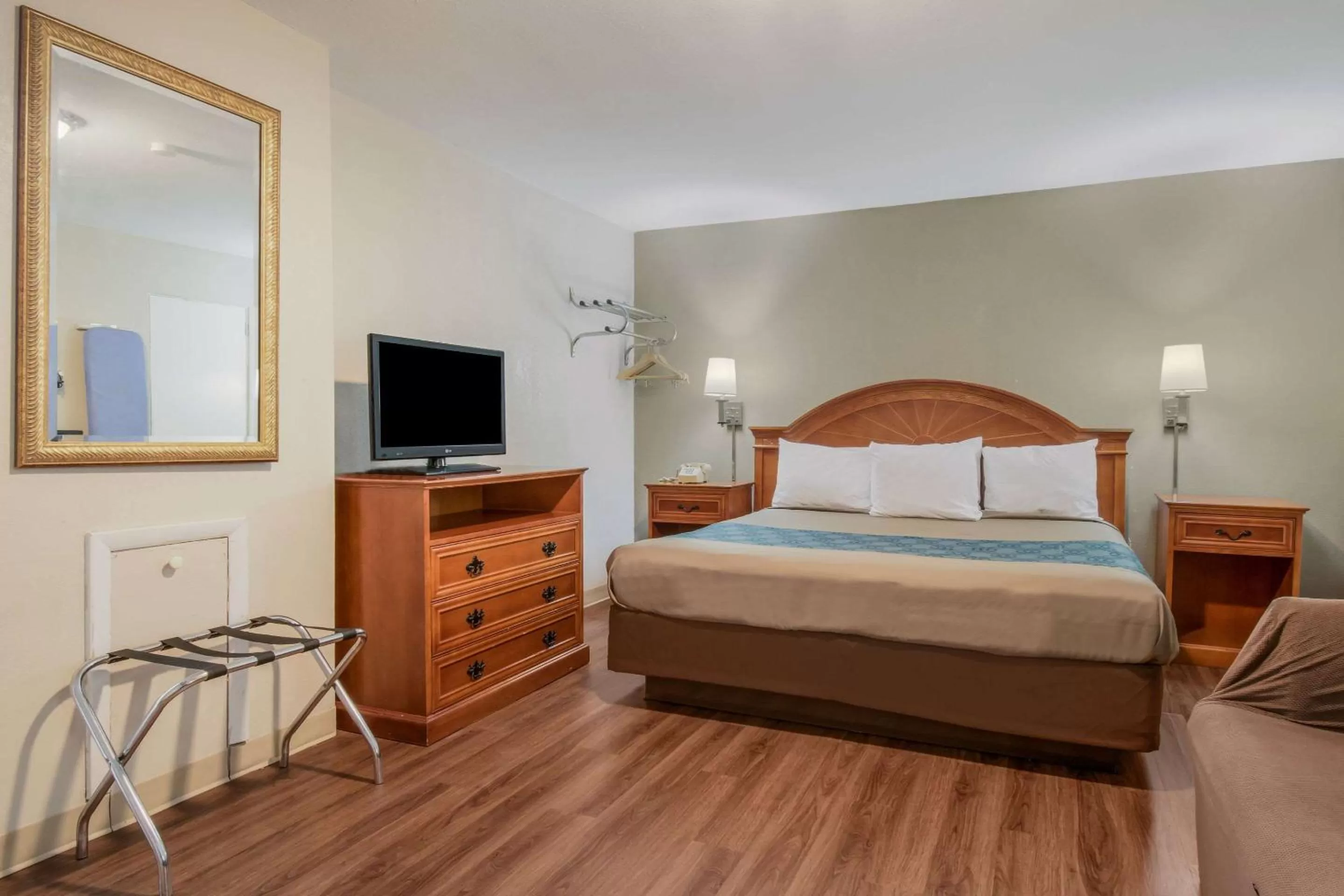 Photo of the whole room, Bed in Econo Lodge Mechanicsburg - Harrisburg West