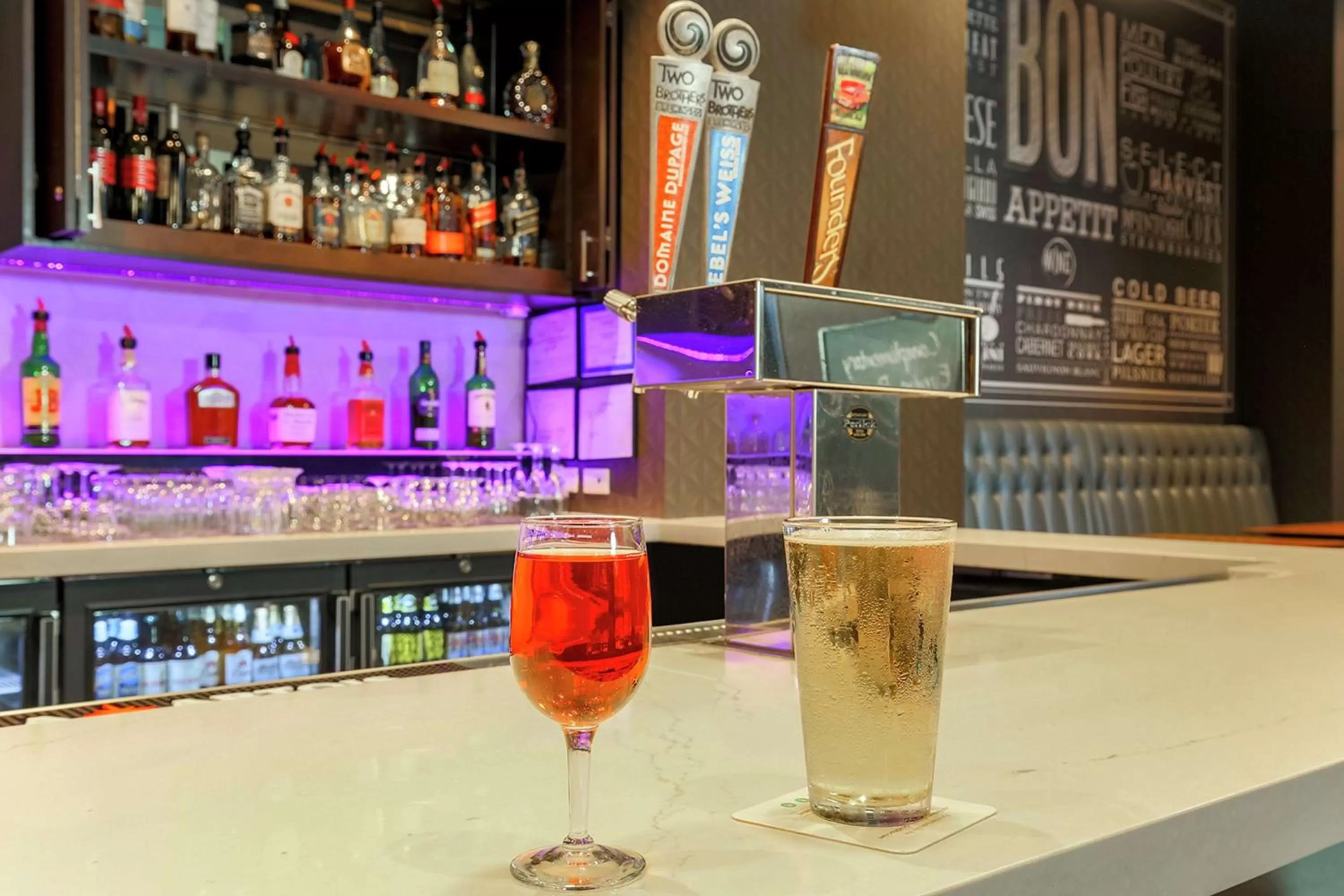 Lounge or bar in Embassy Suites by Hilton Chicago Lombard