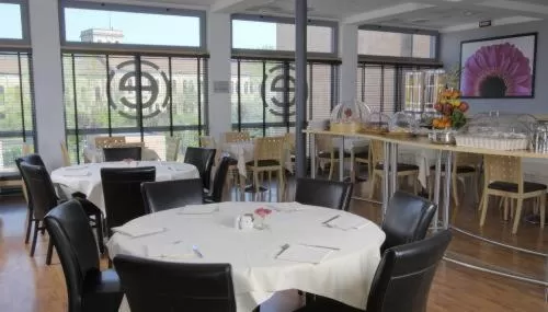 Restaurant/places to eat in Executive Hotel