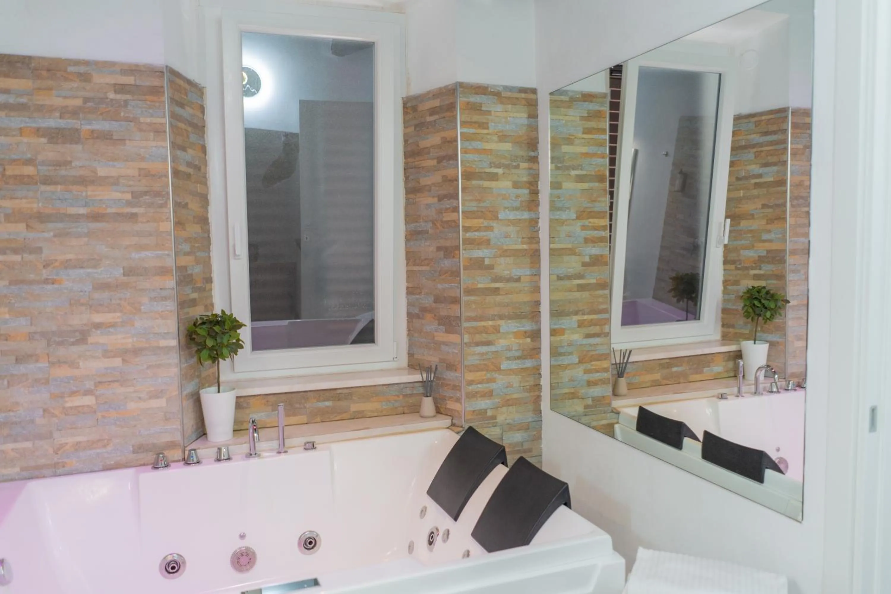 Hot Tub in iRooms - Spanish Steps