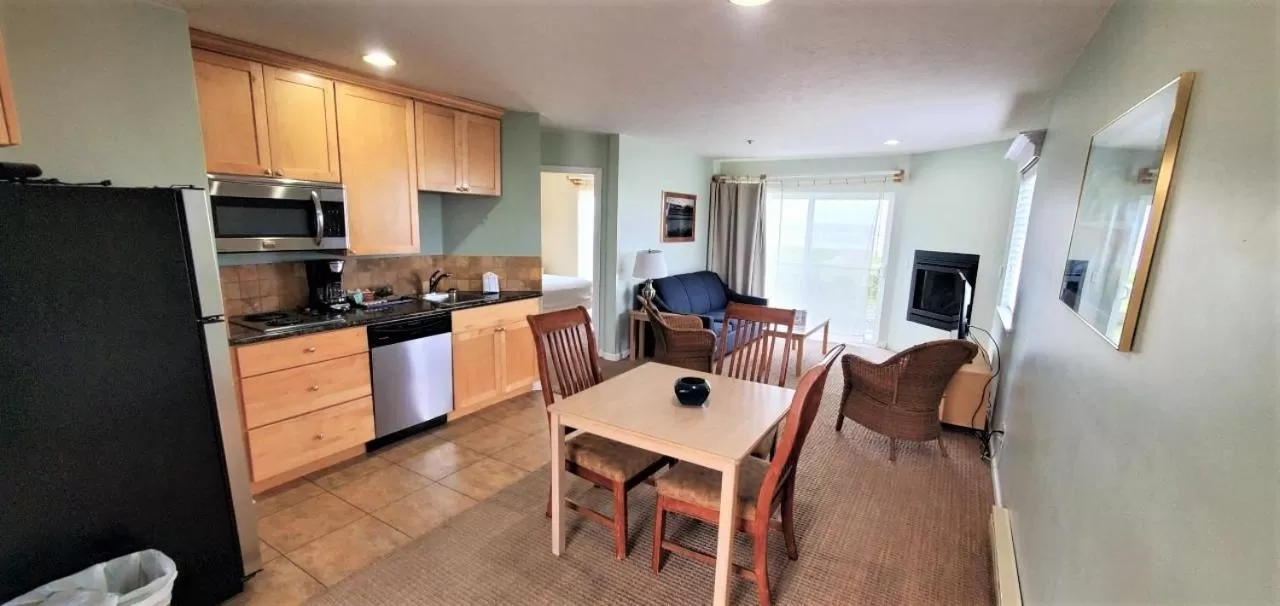 Photo of the whole room, Dining Area in Inn at the Shore