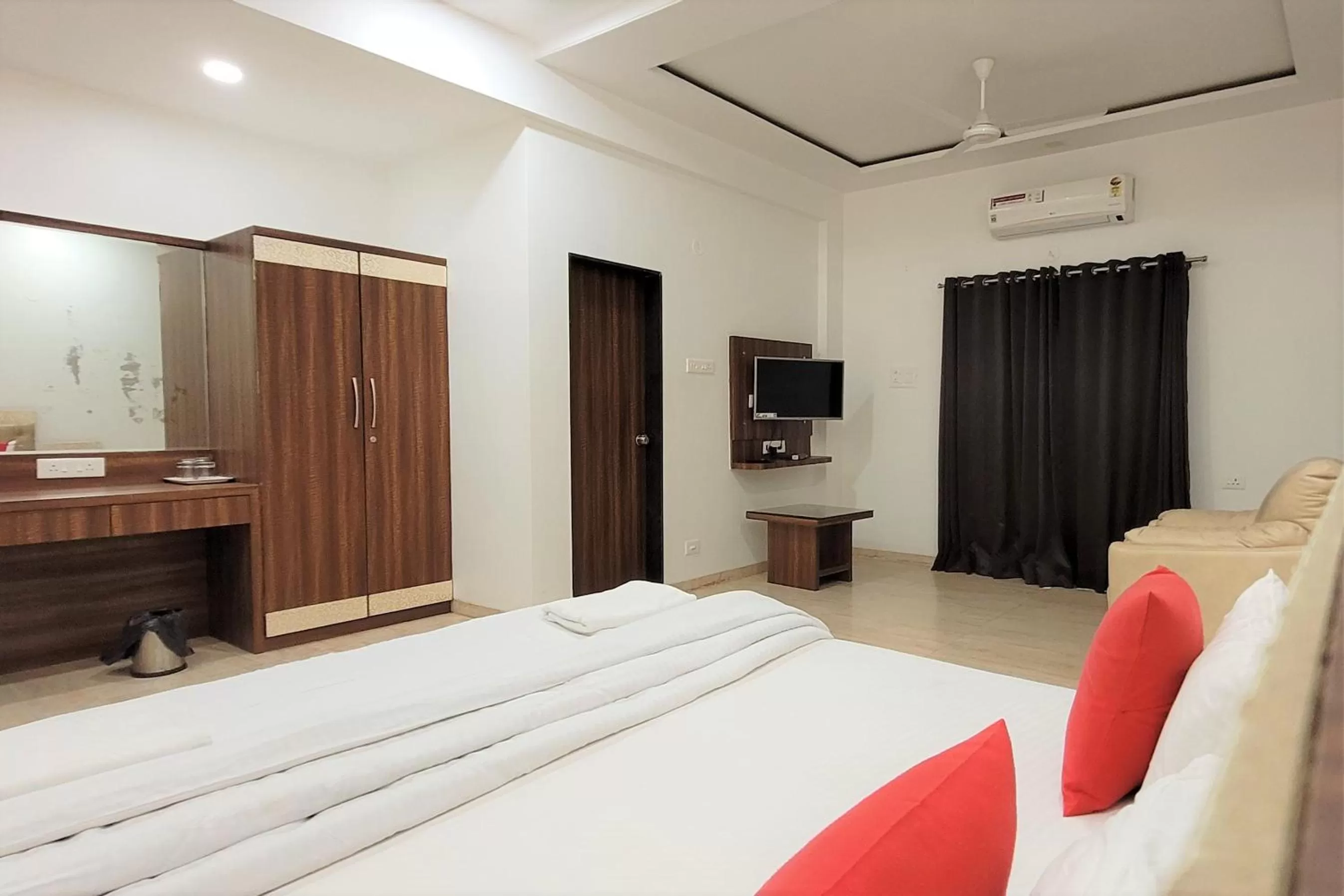 TV and multimedia, Bed in Hotel Om Inn - Talegaon Dabhade