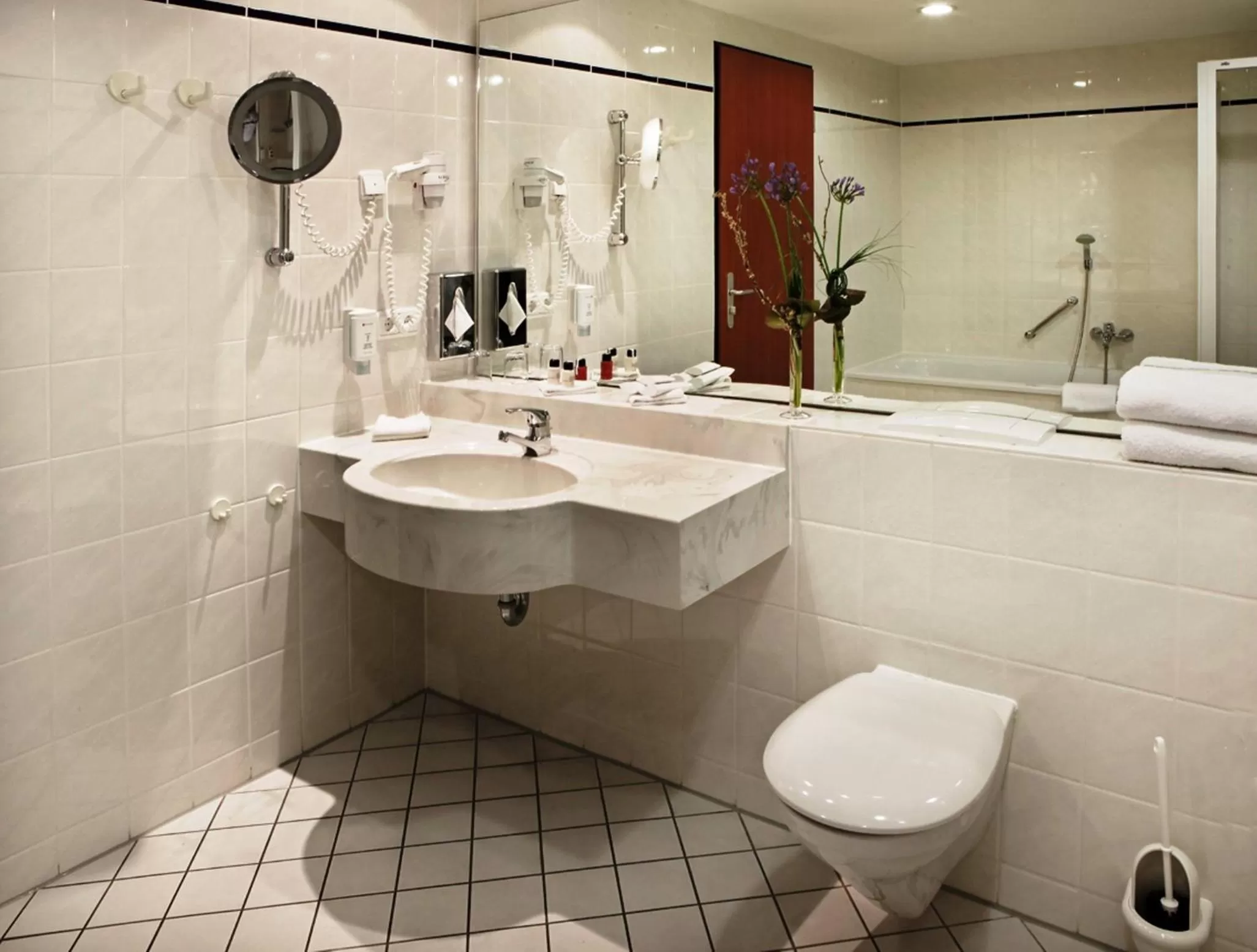 Bathroom in H4 Hotel Kassel City, Trademark Collection by Wyndham