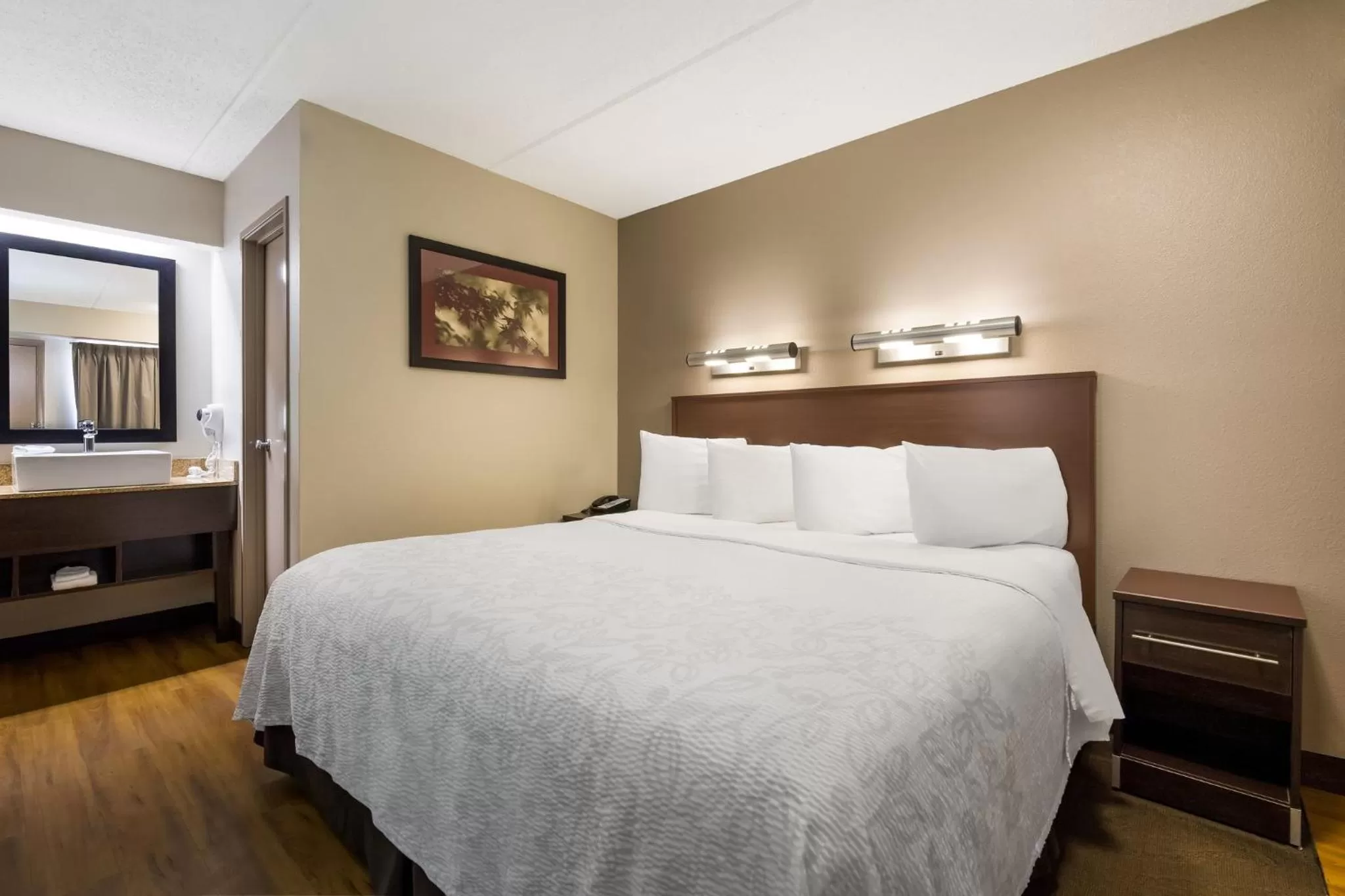 Photo of the whole room, Bed in Red Roof Inn PLUS+ Nashville Airport