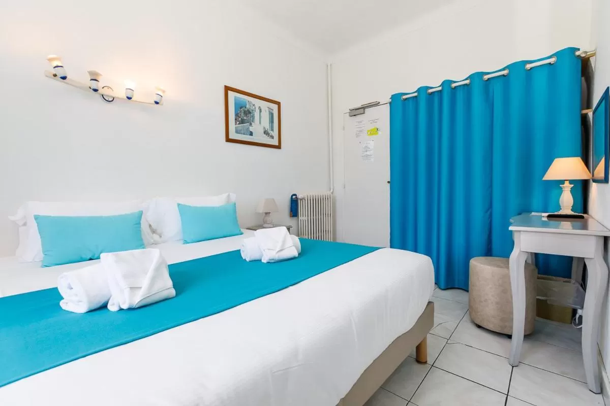 Bed in Hôtel Les Liserons de Mougins