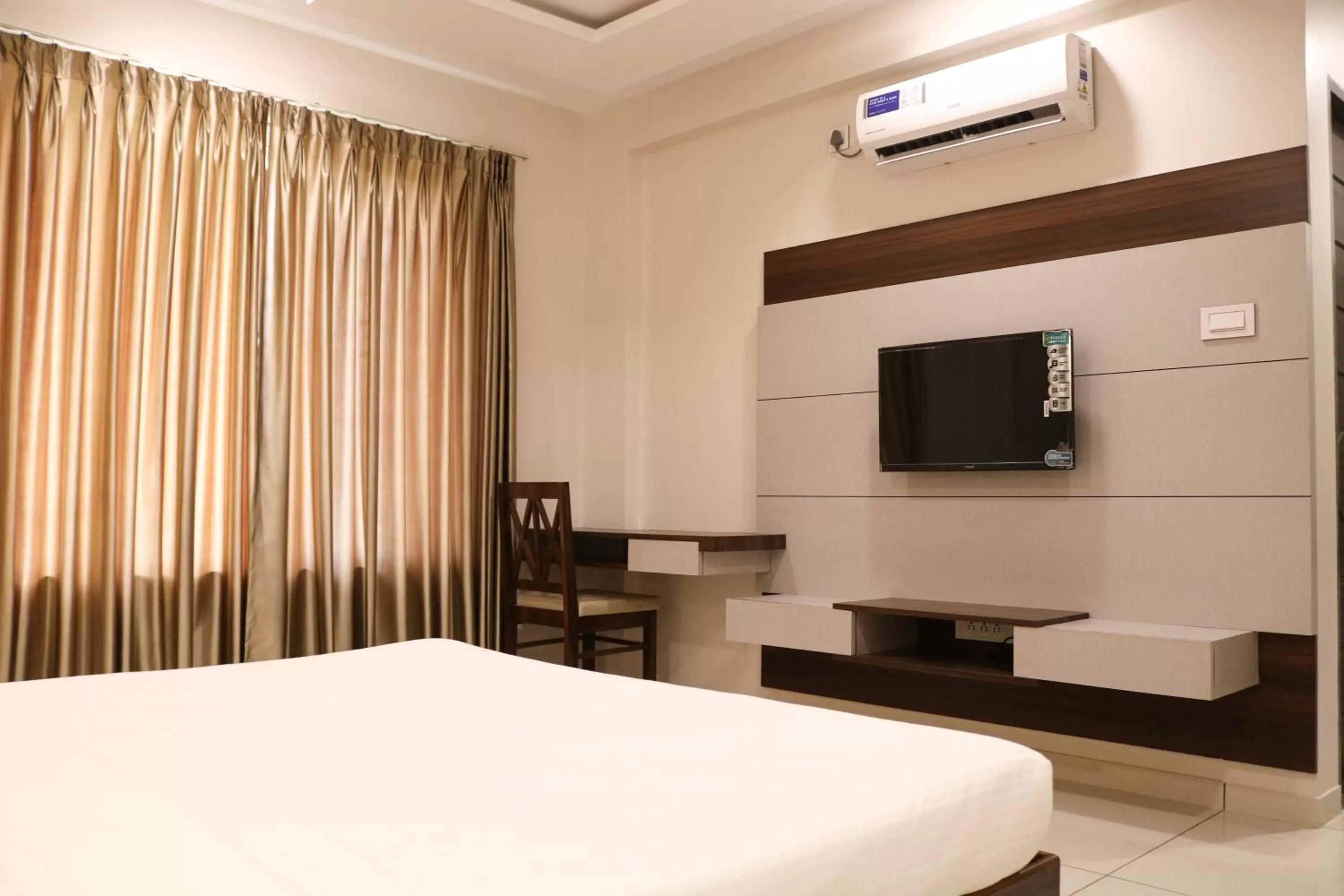 TV and multimedia, Bed in Hotel Grand Indu, 3 Star Kolhapur