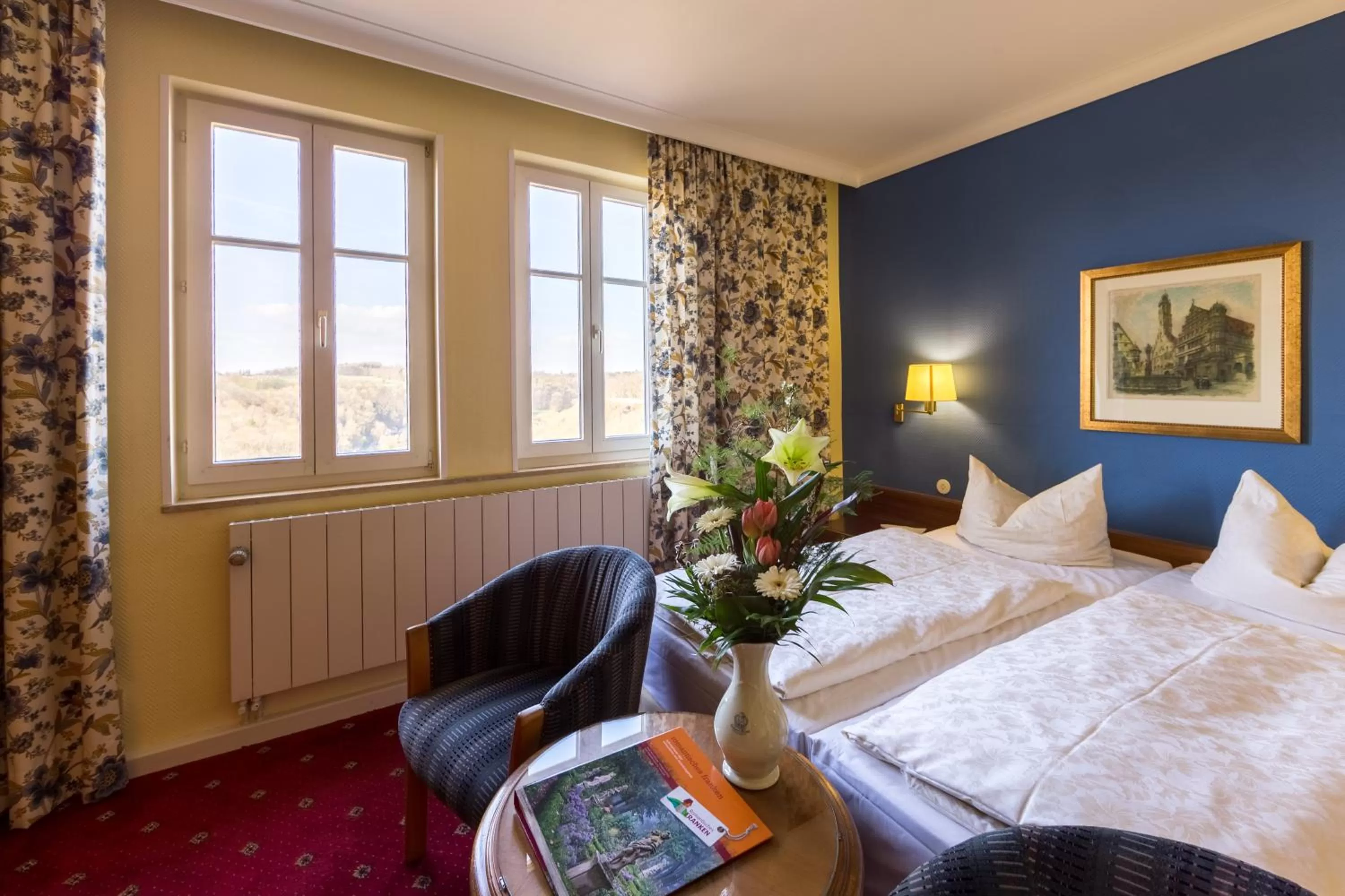 Bed in Historik Hotel Goldener Hirsch Rothenburg