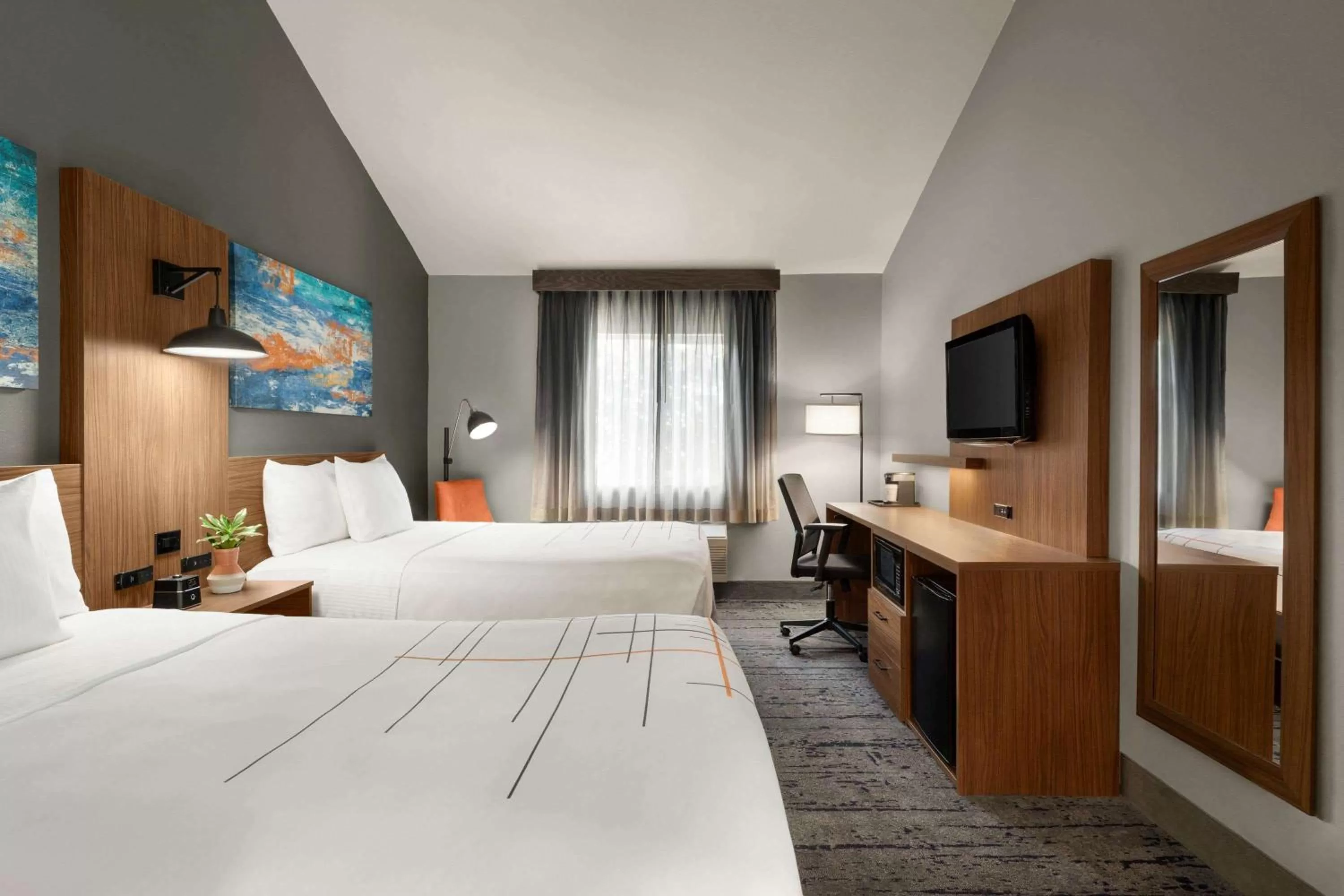 Photo of the whole room, Bed in La Quinta by Wyndham Salem OR