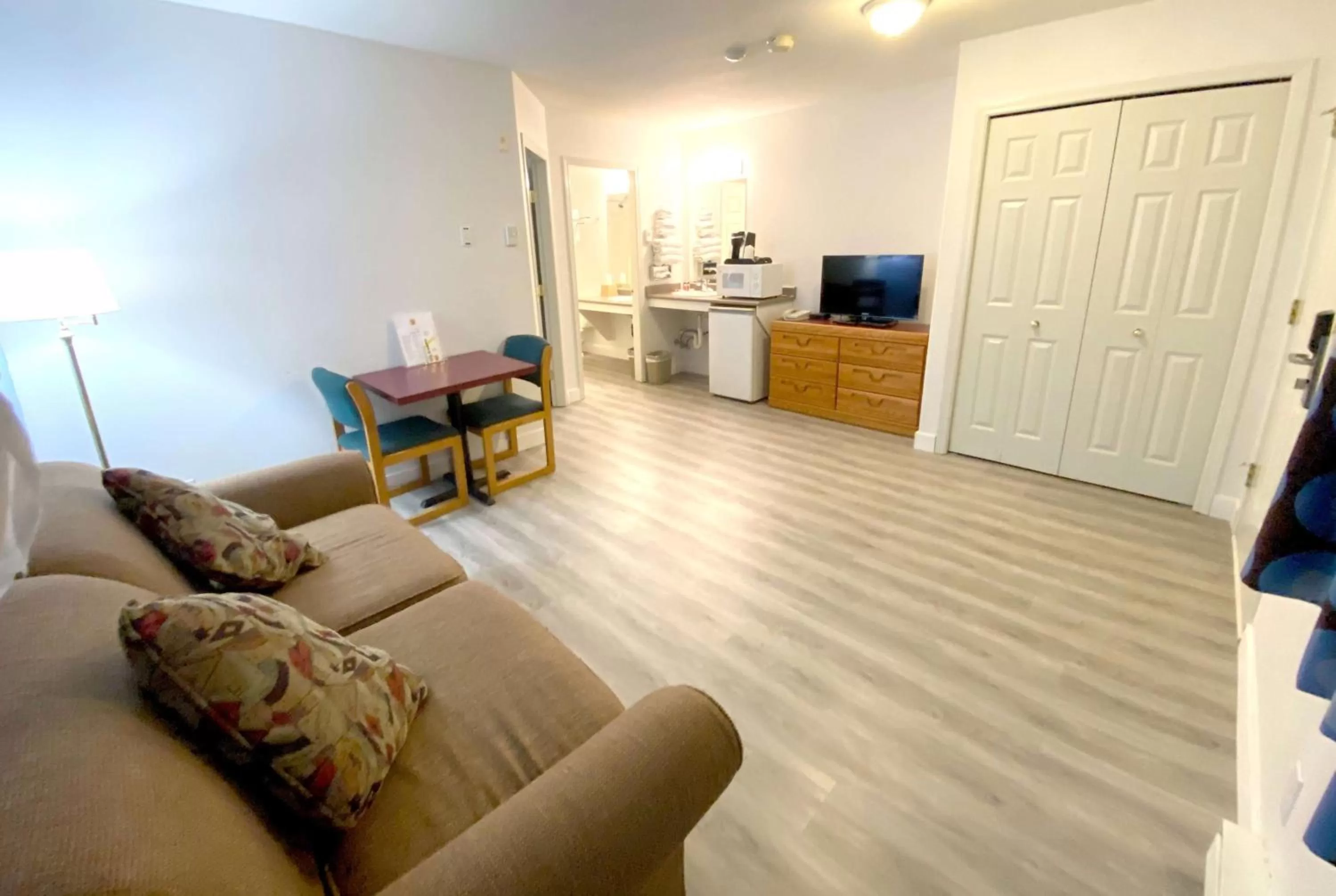 Photo of the whole room in Super 8 by Wyndham Sicamous