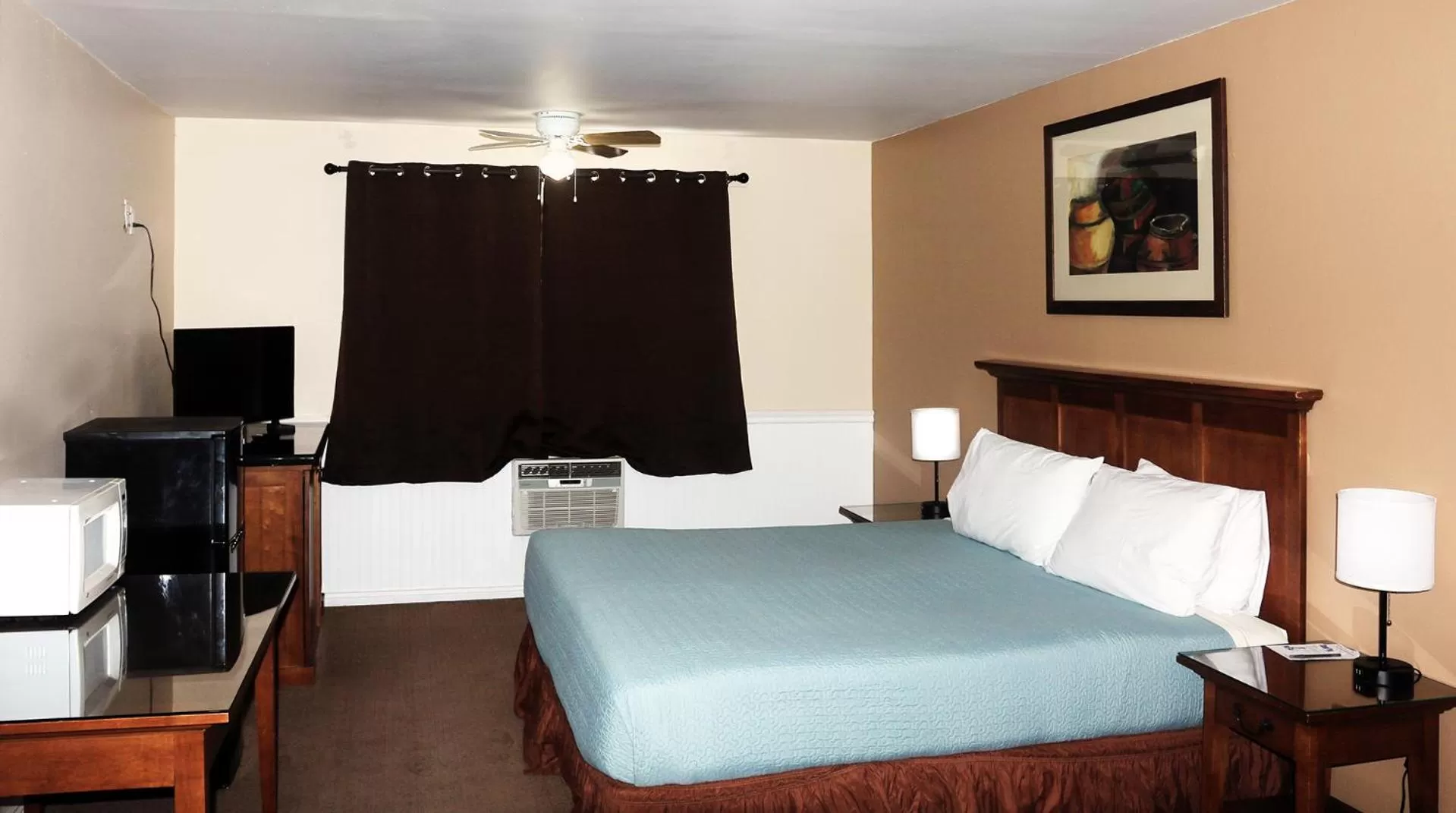 Photo of the whole room, Bed in Antler Motel
